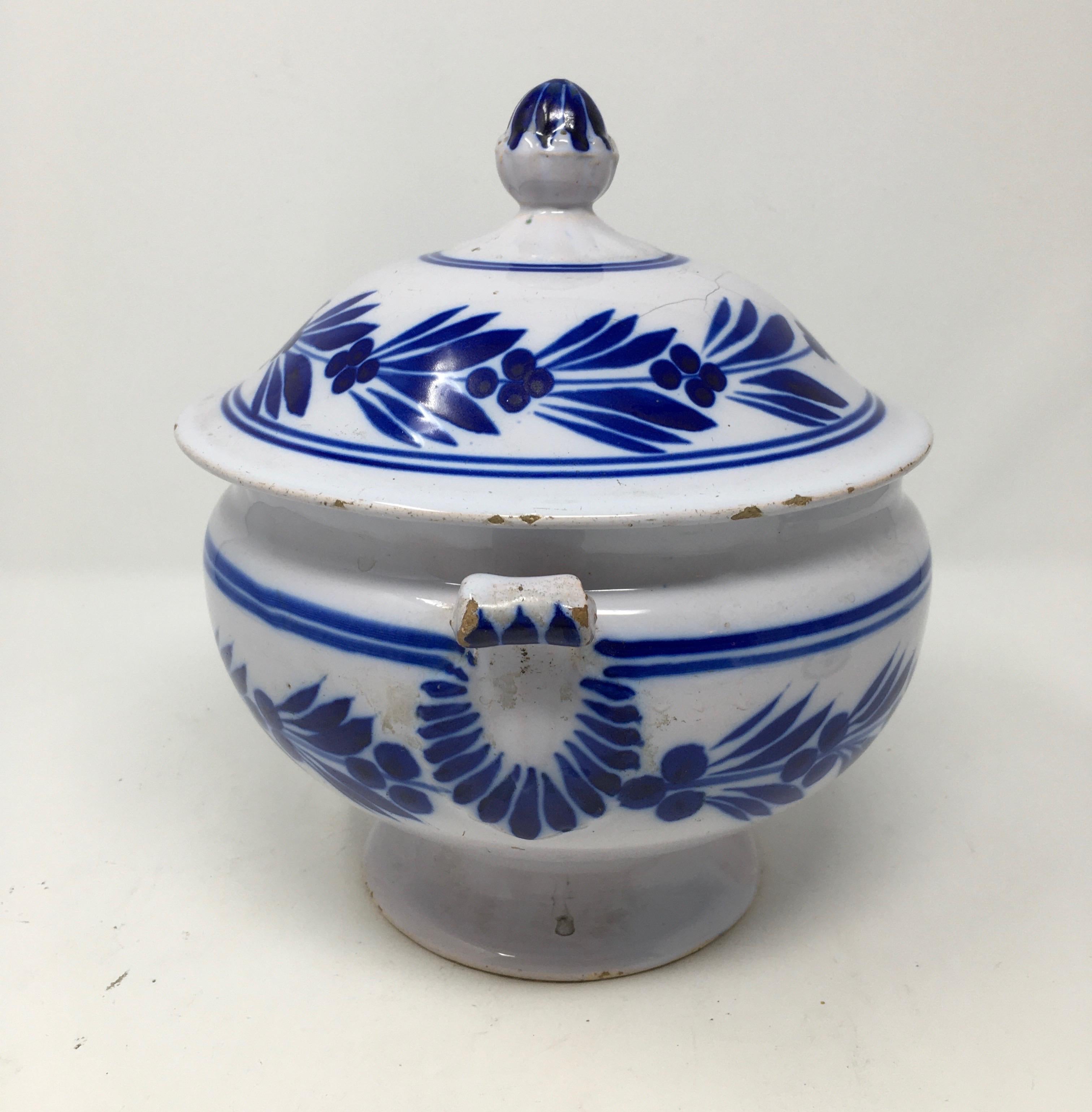 Esta sopera de cerámica italiana de Deruta, pintada a mano, tiene una hermosa pátina de color azul intenso. Ha sufrido algunos golpes en su superficie. Sin embargo, no creemos que le resten belleza.