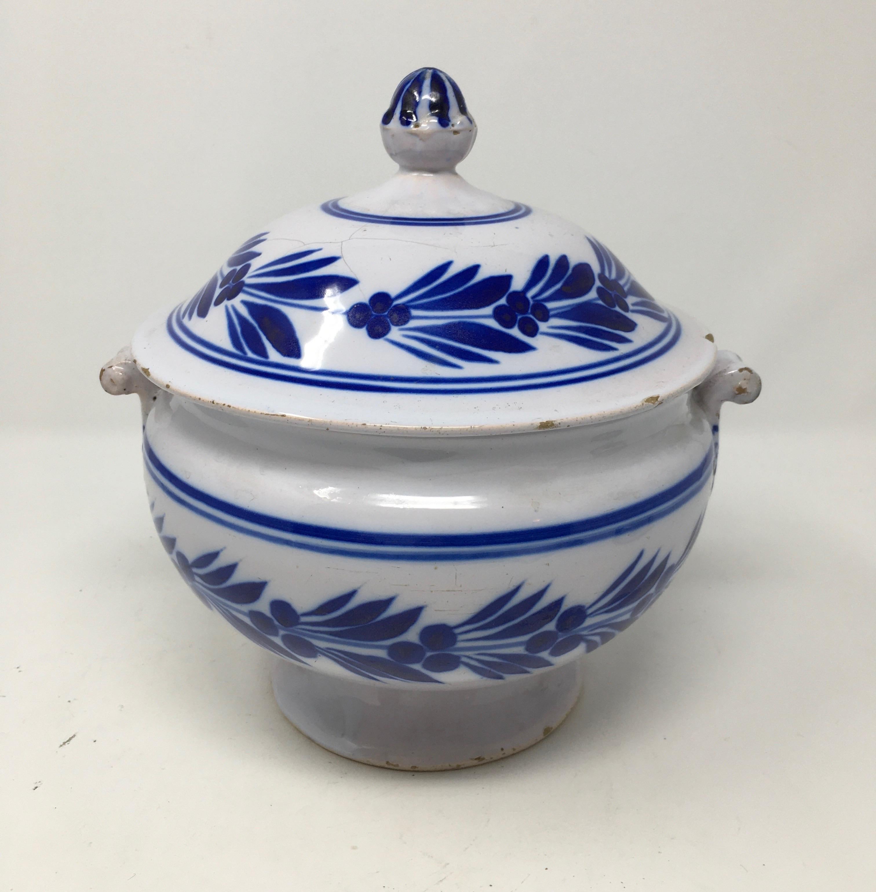 Hand Painted Italian Deruta Pottery Tureen In Good Condition For Sale In Houston, TX