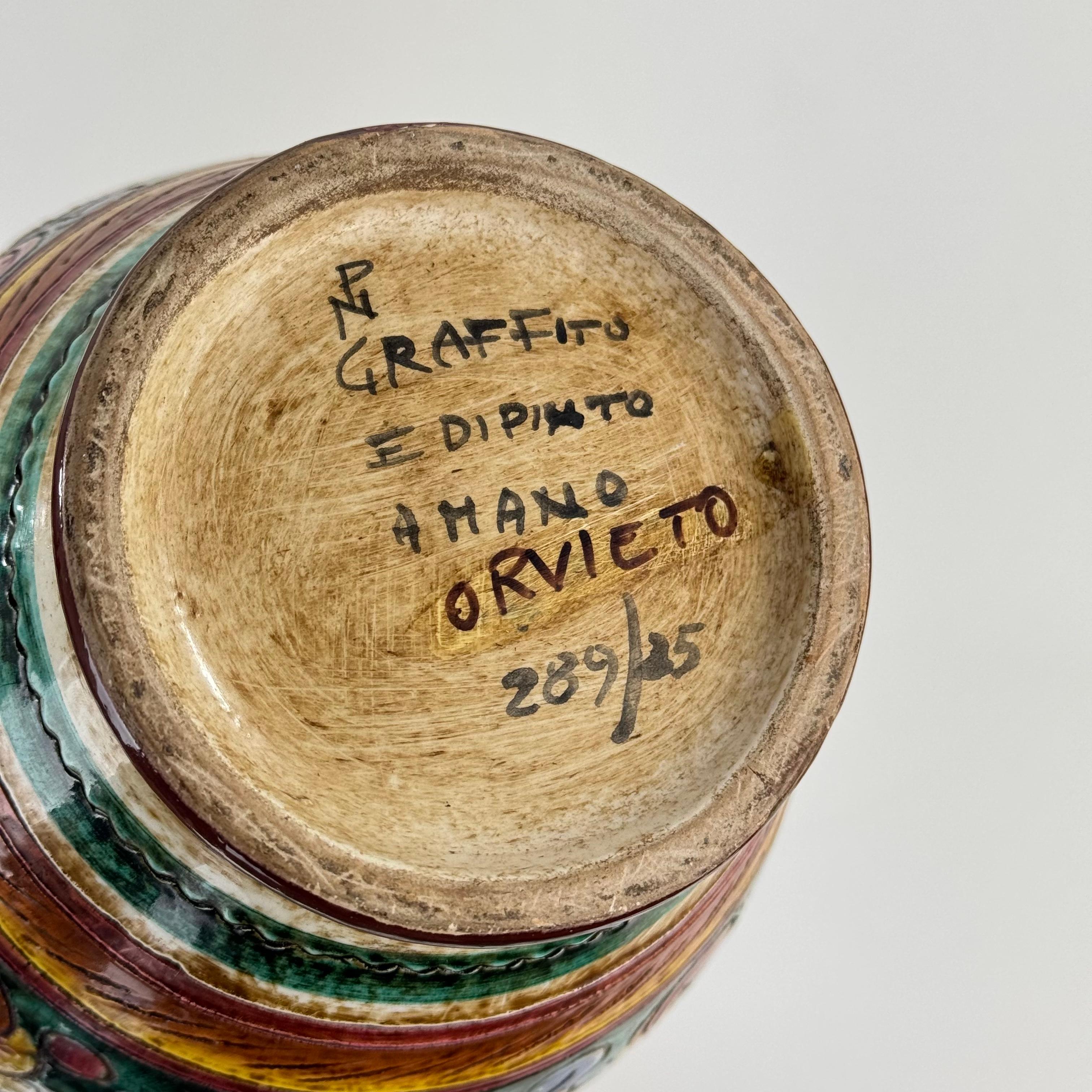 Vase en majolique italienne peint à la main d'Orvieto, signé 
