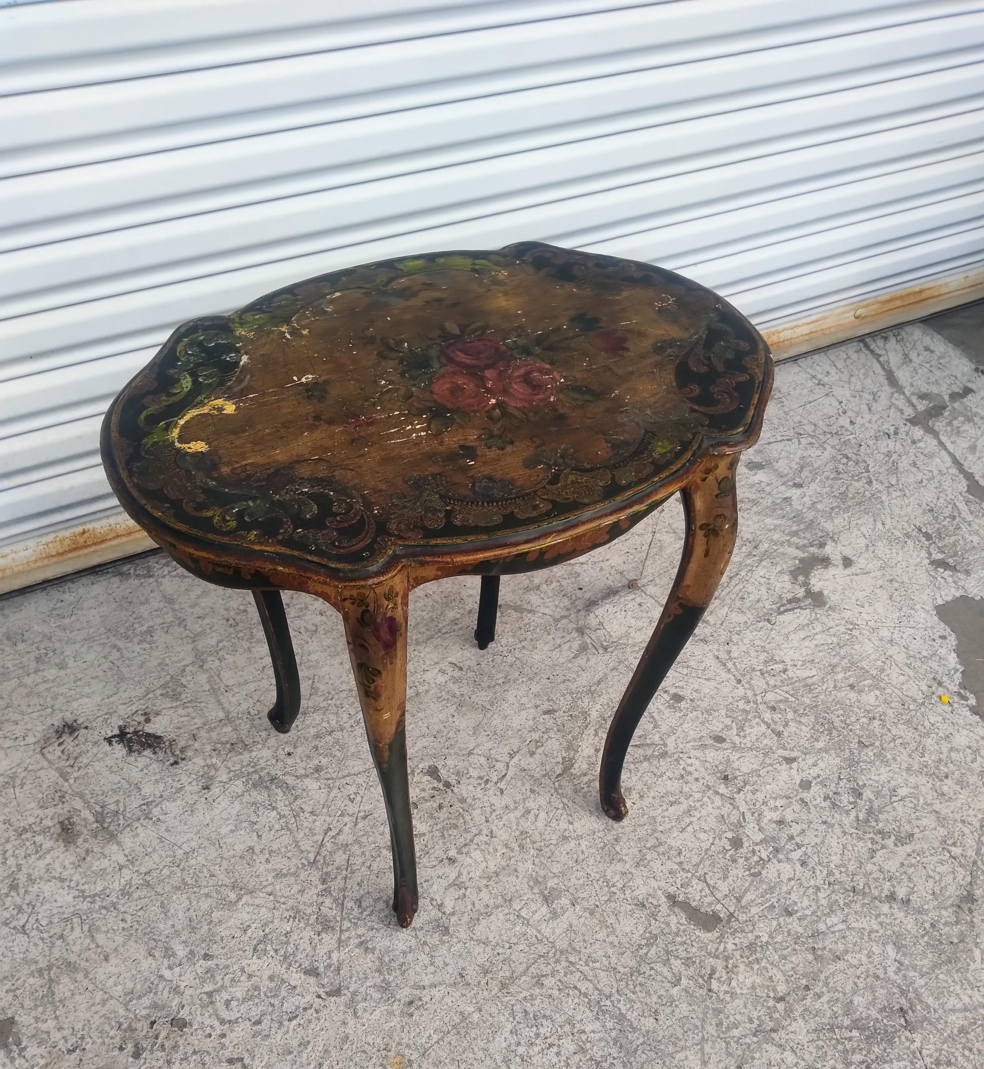 Dieser Tisch ist handbemalt. Das Alter und die Patina verleihen ihm ein schön verwittertes Aussehen. Es ist wahrscheinlich italienisch und sehr gut gemacht. Es hat einen überschnittenen Rock und Cabrio-Beine. Die Knie und Füße sind ebenfalls bemalt,