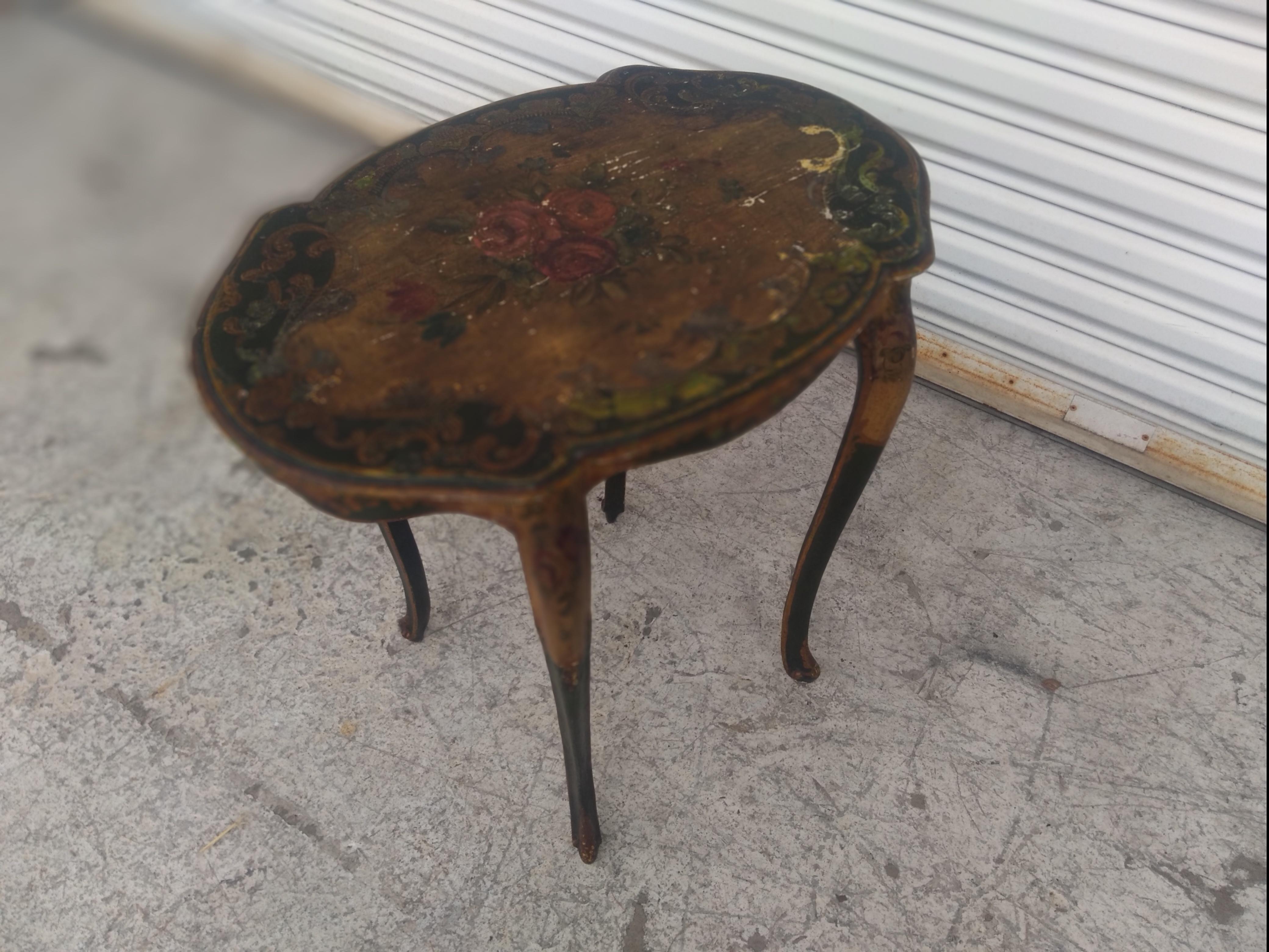 Handbemalter italienischer ovaler Tisch im neoklassischen Stil (Holz) im Angebot