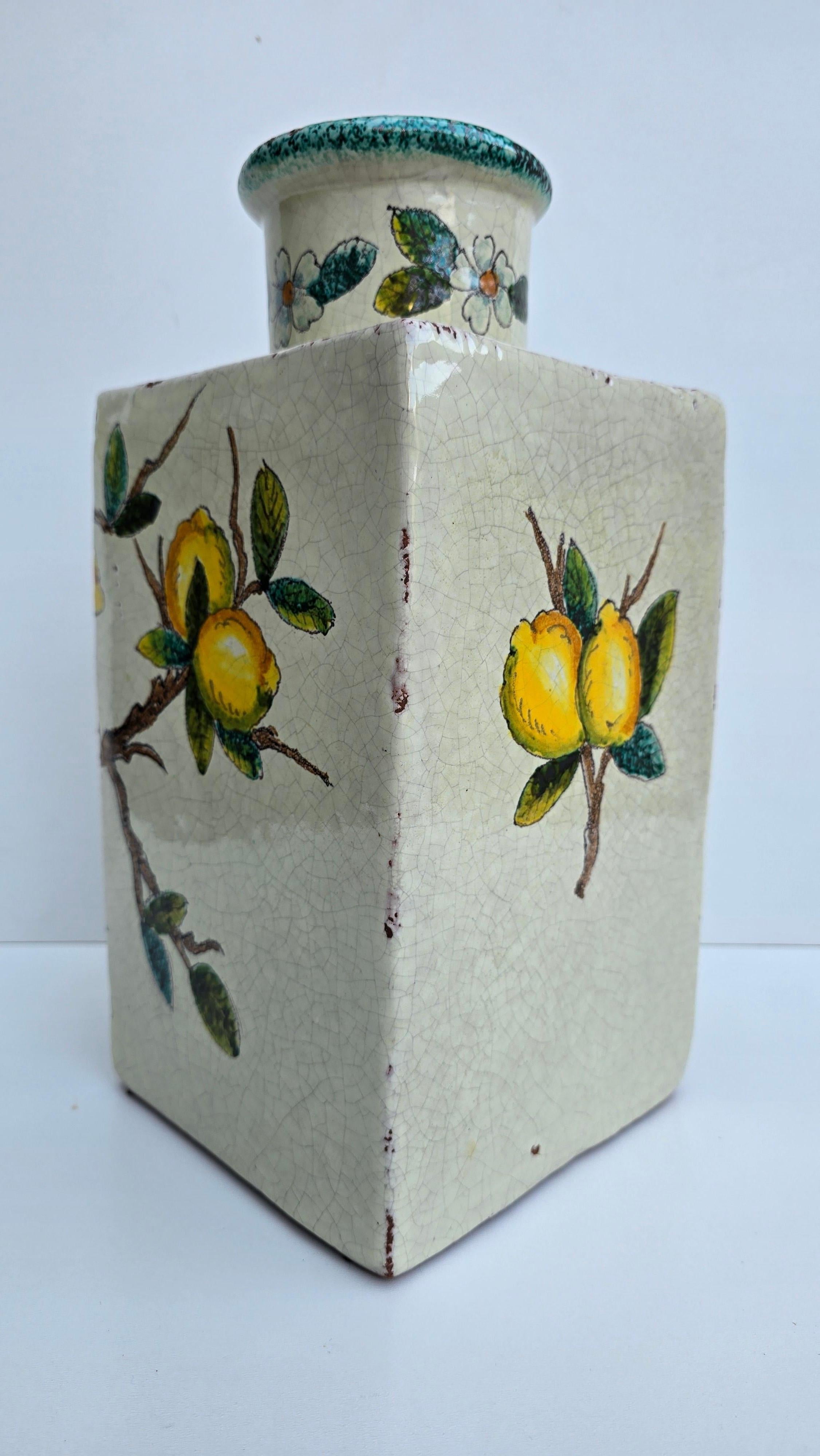 Jarrón italiano de terracota pintado a mano con limones y flores en venta 2
