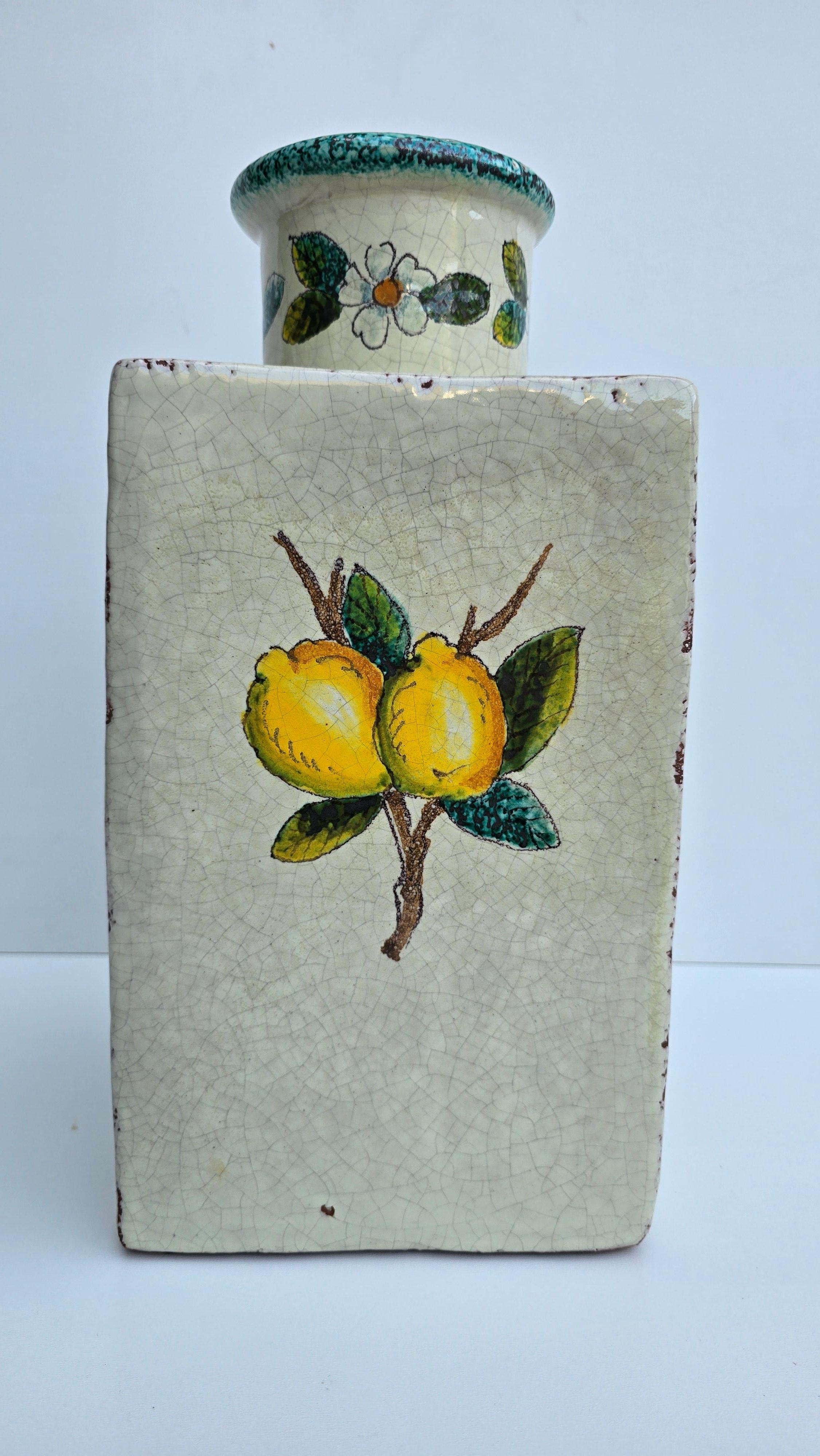Jarrón italiano de terracota pintado a mano con limones y flores en venta 3