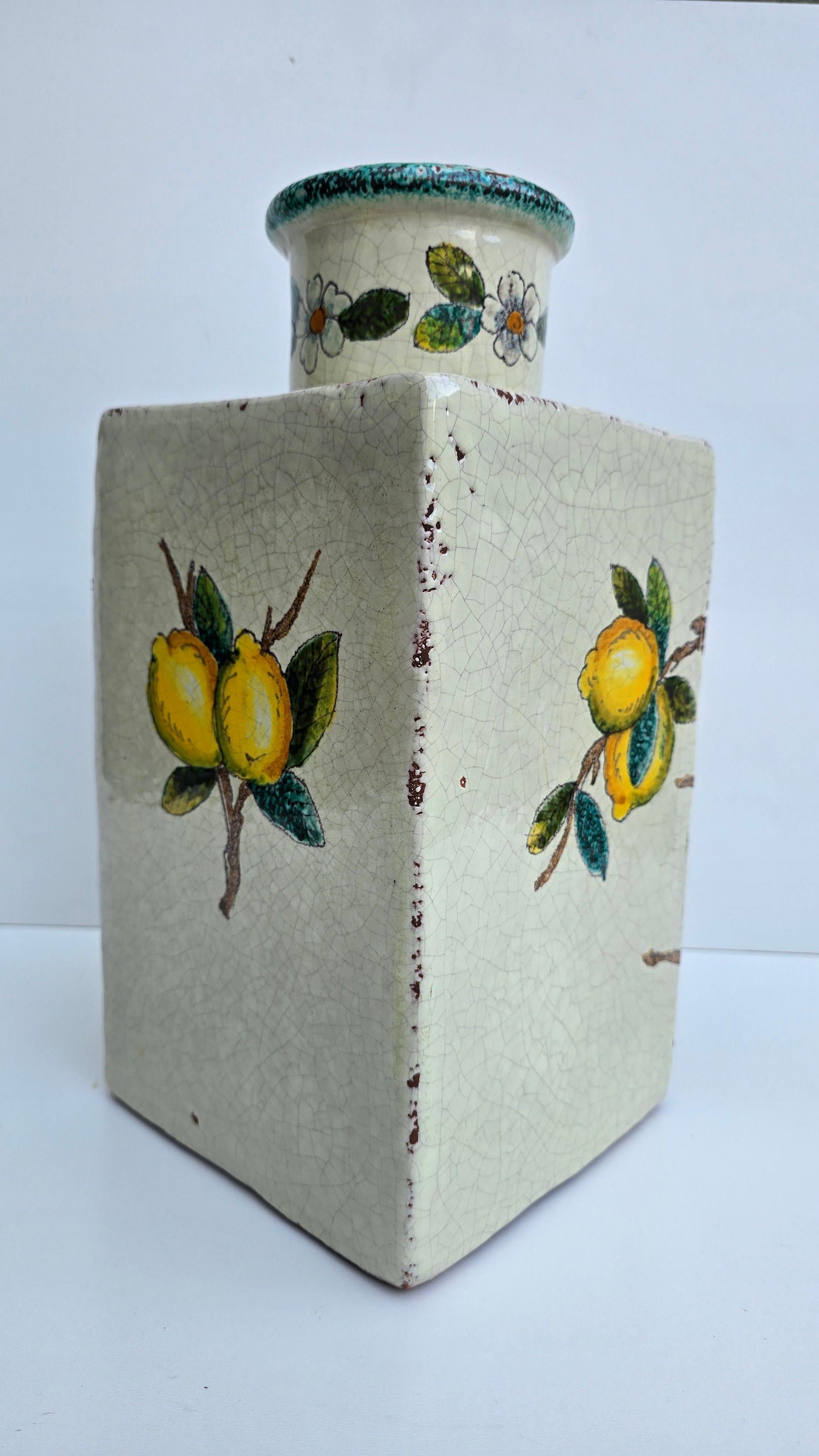 Jarrón italiano de terracota pintado a mano con limones y flores en venta 4