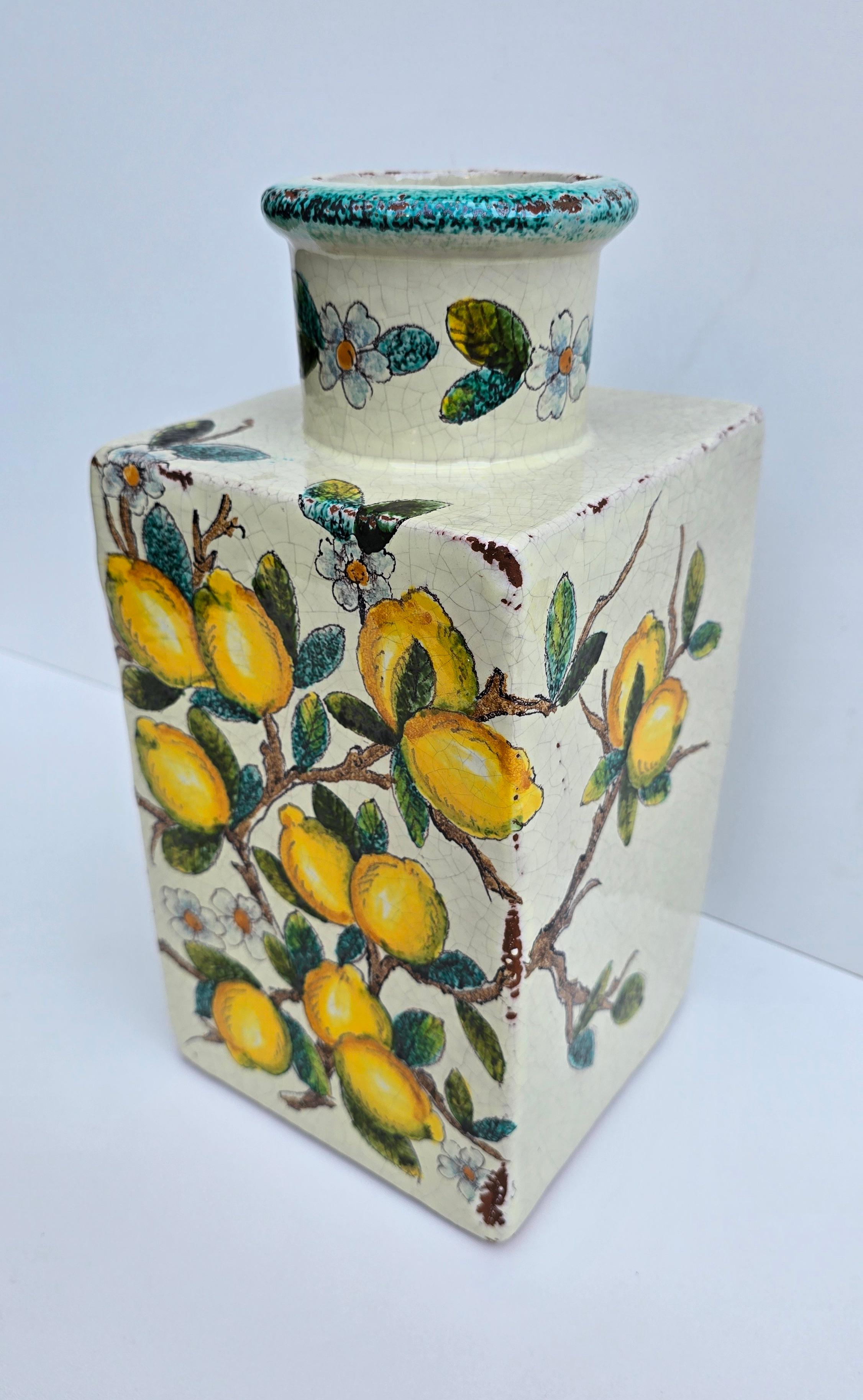 Jarrón italiano de terracota pintado a mano con limones y flores en venta 5