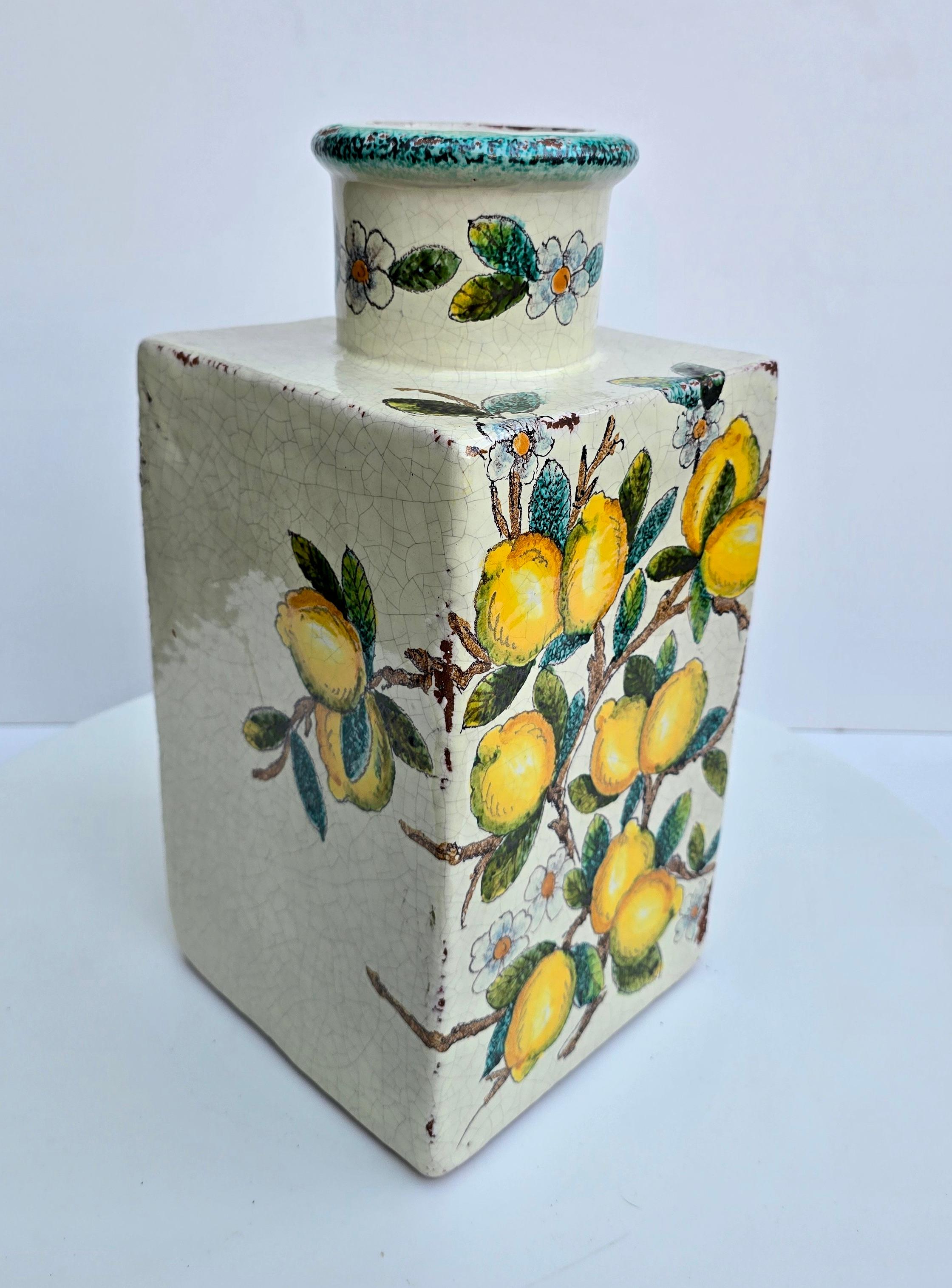 Jarrón italiano de terracota pintado a mano con limones y flores Moderno de mediados de siglo en venta