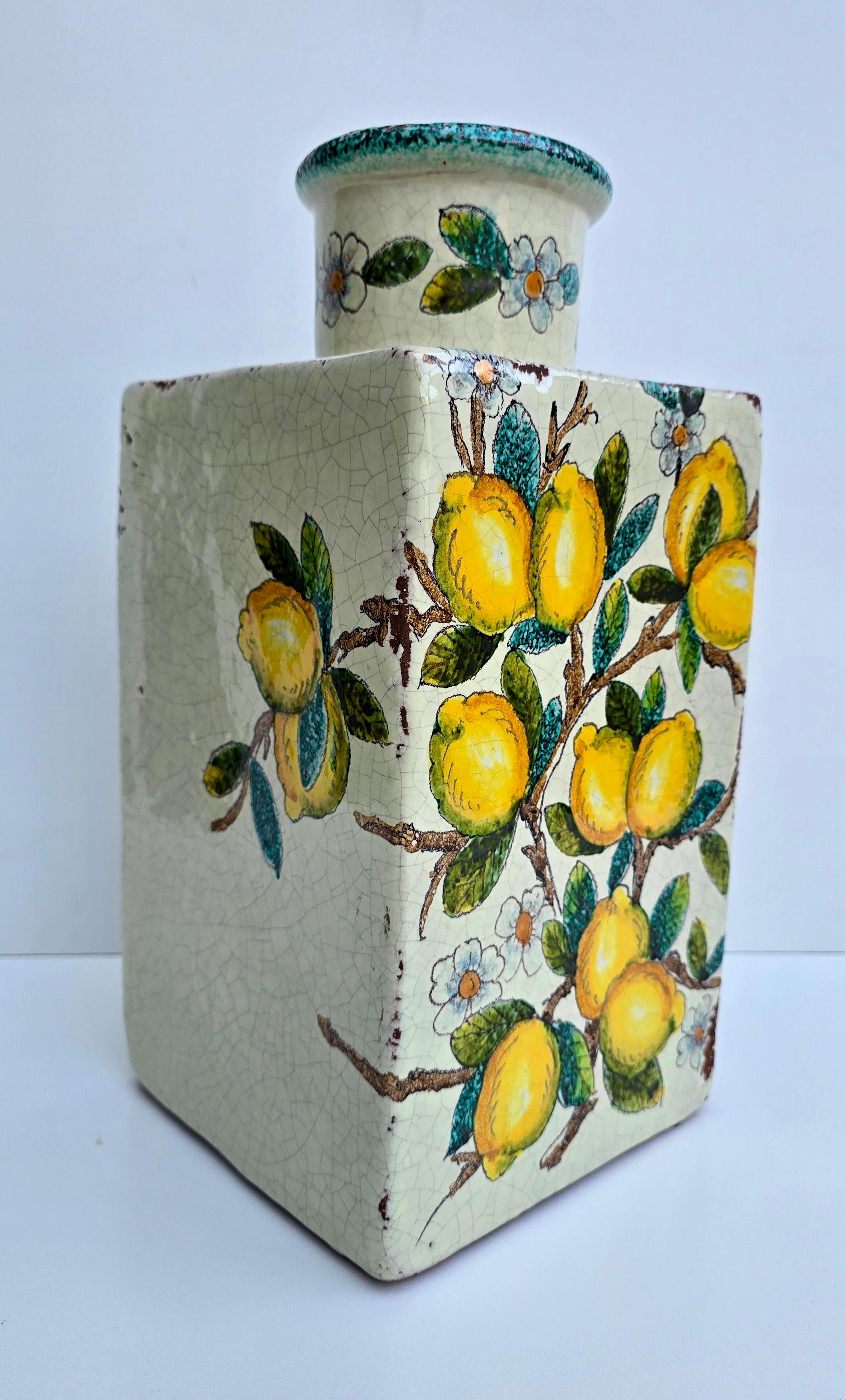 Jarrón italiano de terracota pintado a mano con limones y flores Glaseado en venta