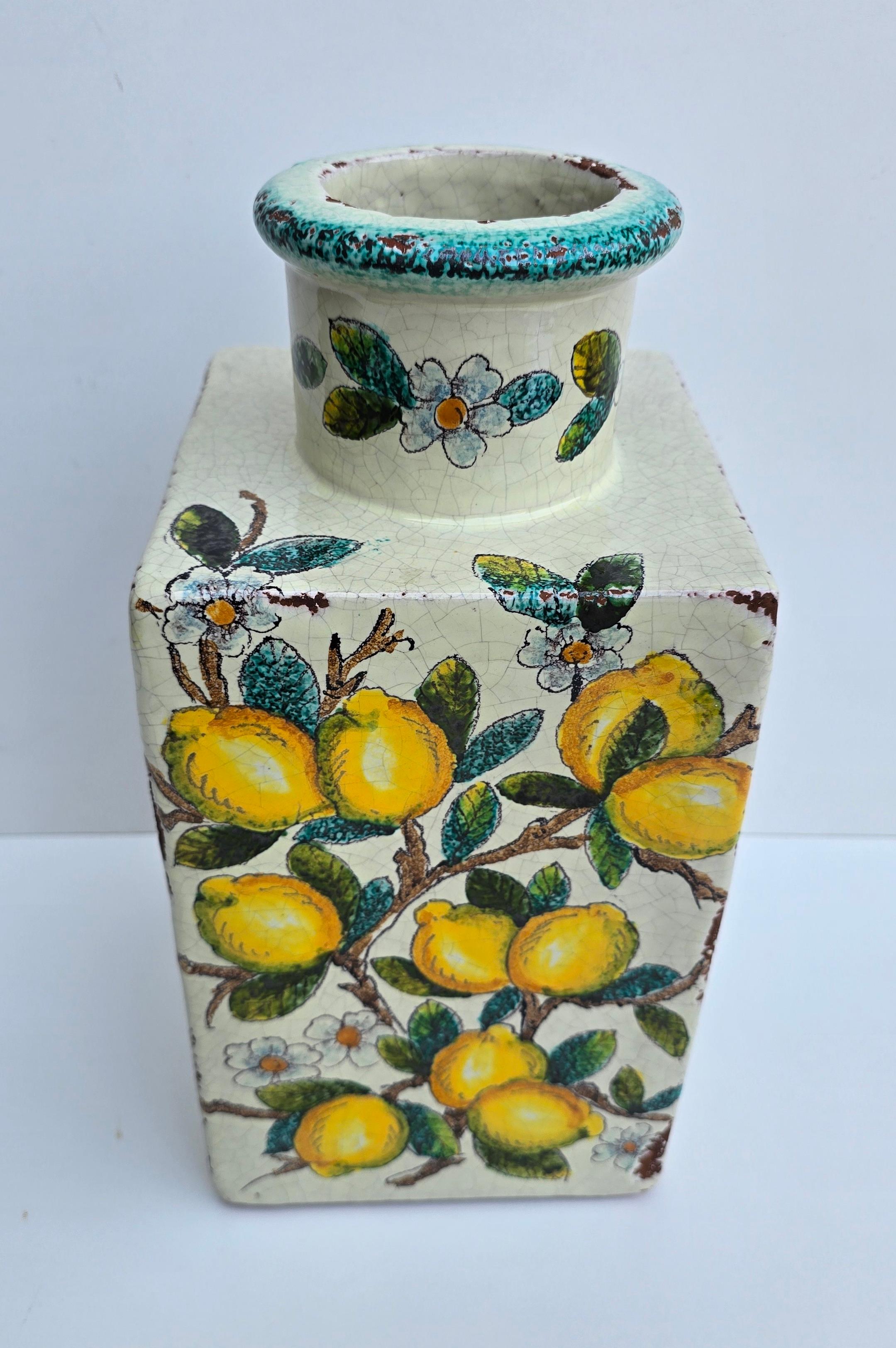 Jarrón italiano de terracota pintado a mano con limones y flores en Bueno estado para la venta en Antwerp, BE