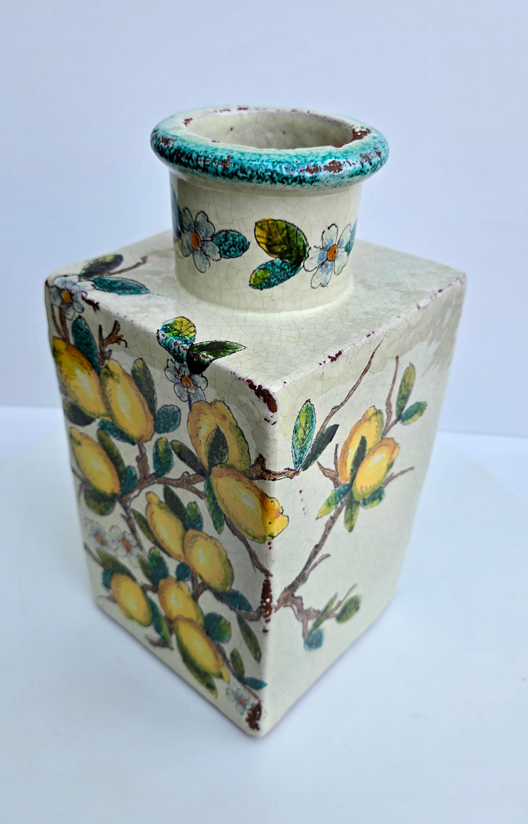 Jarrón italiano de terracota pintado a mano con limones y flores siglo XX en venta