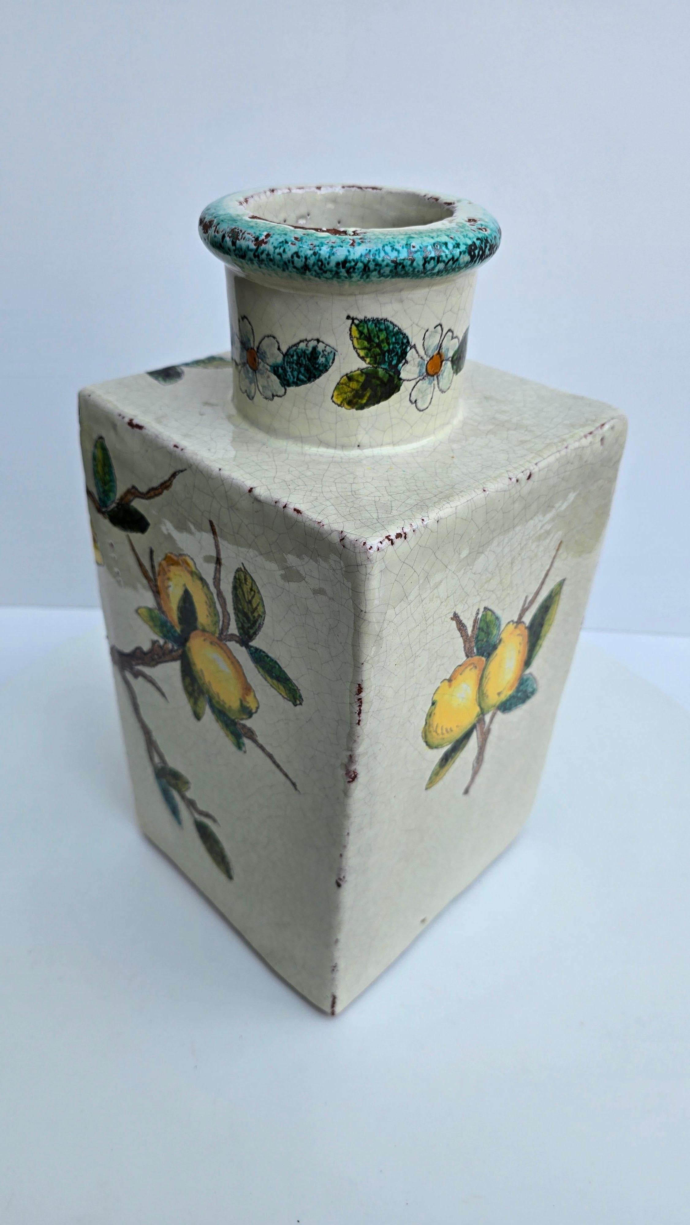 Jarrón italiano de terracota pintado a mano con limones y flores en venta 1