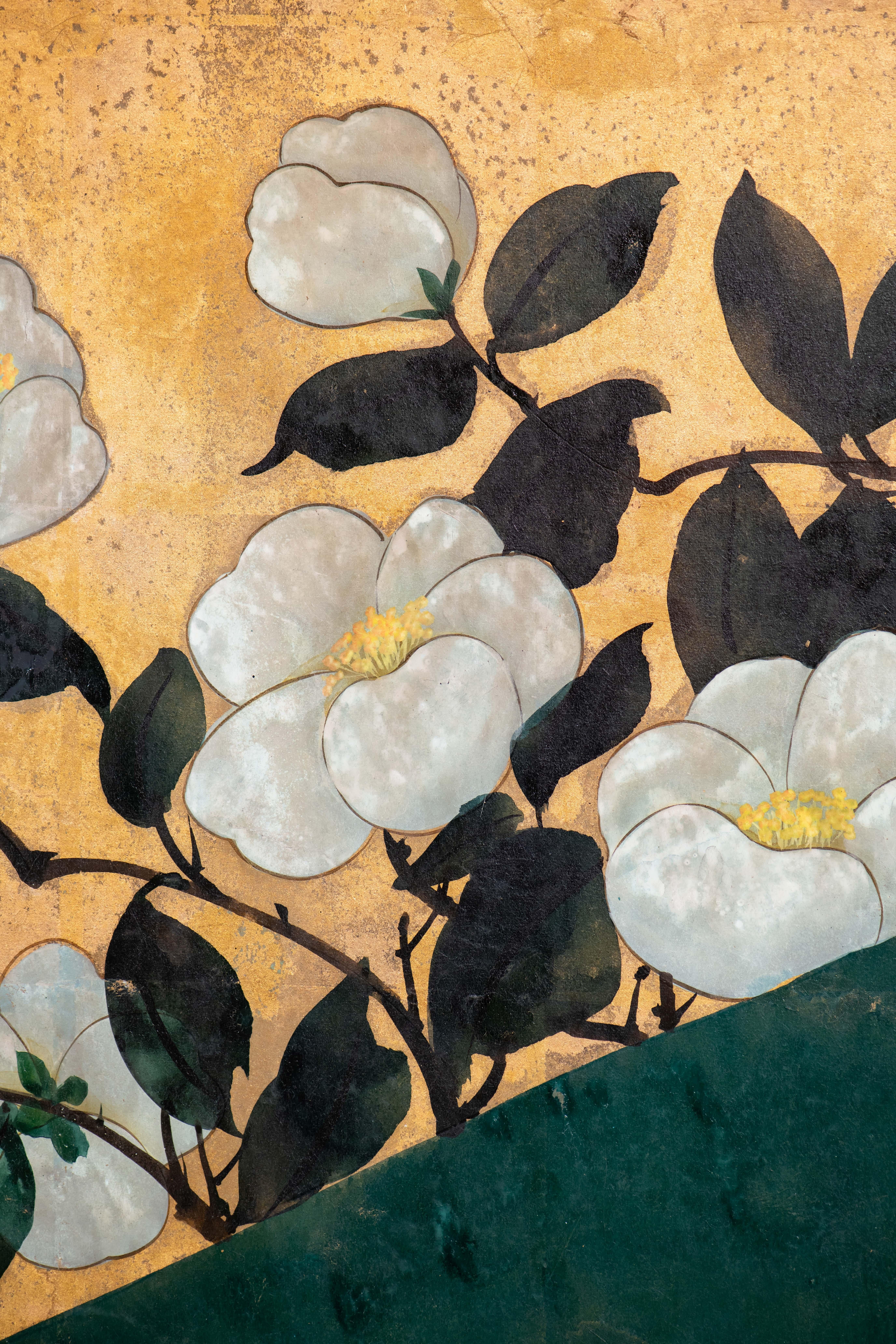 Feuille d'or Paravent japonais Byobu des Camellias peint à la main en vente