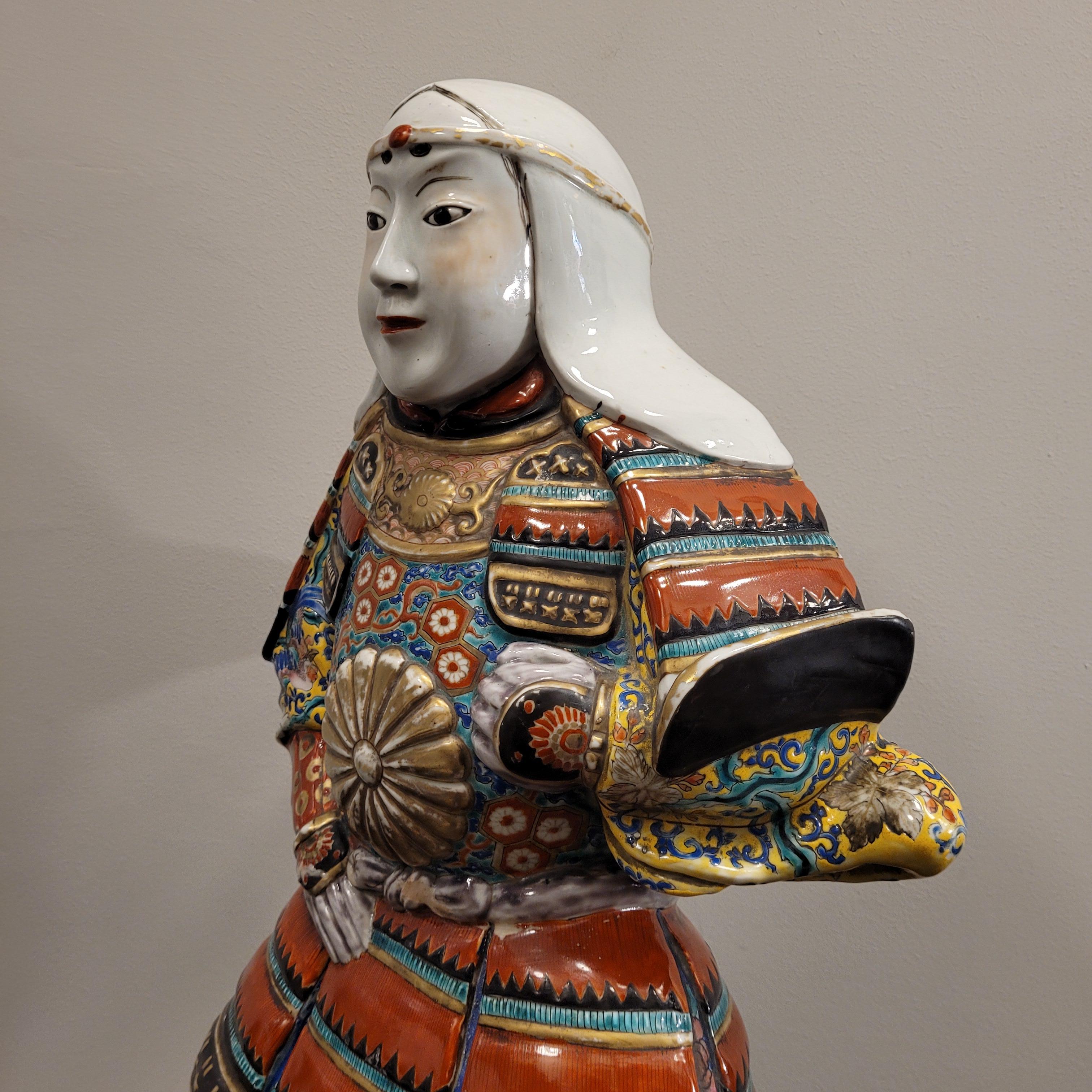 Hand painted  Japanese porcelain Samurai  red, yellow blue gold pink For Sale 4