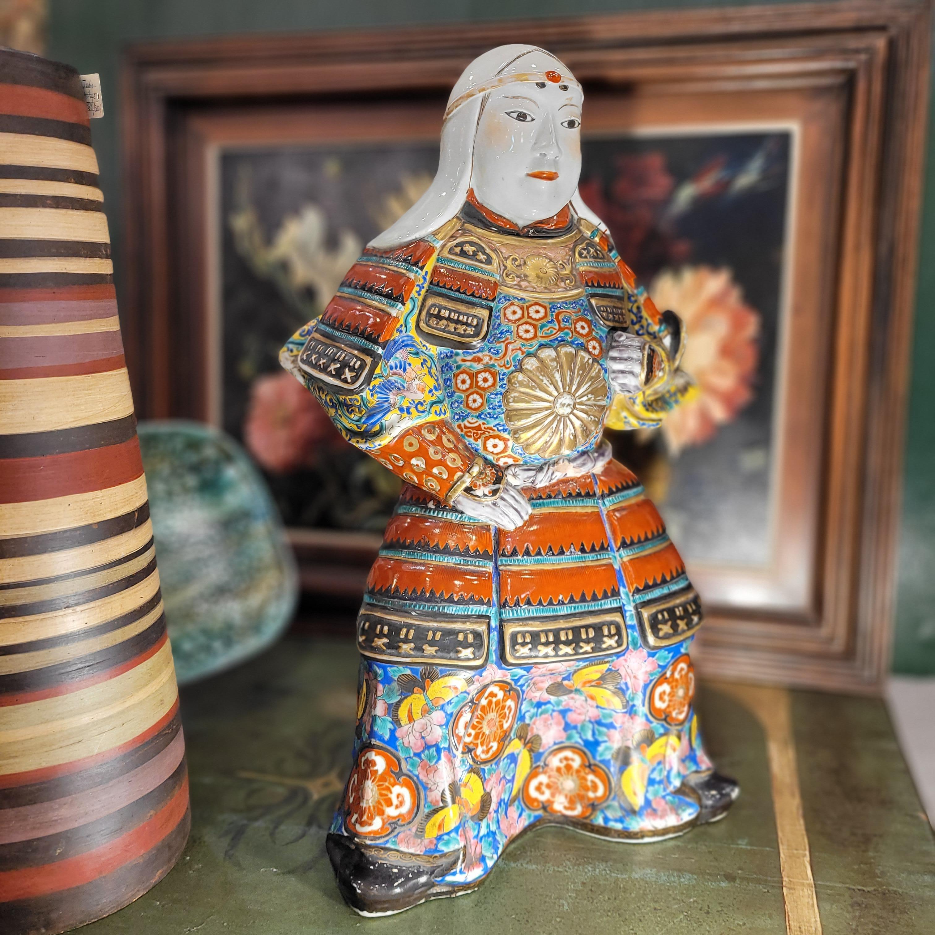 Hand painted  Japanese porcelain Samurai  red, yellow blue gold pink For Sale 11