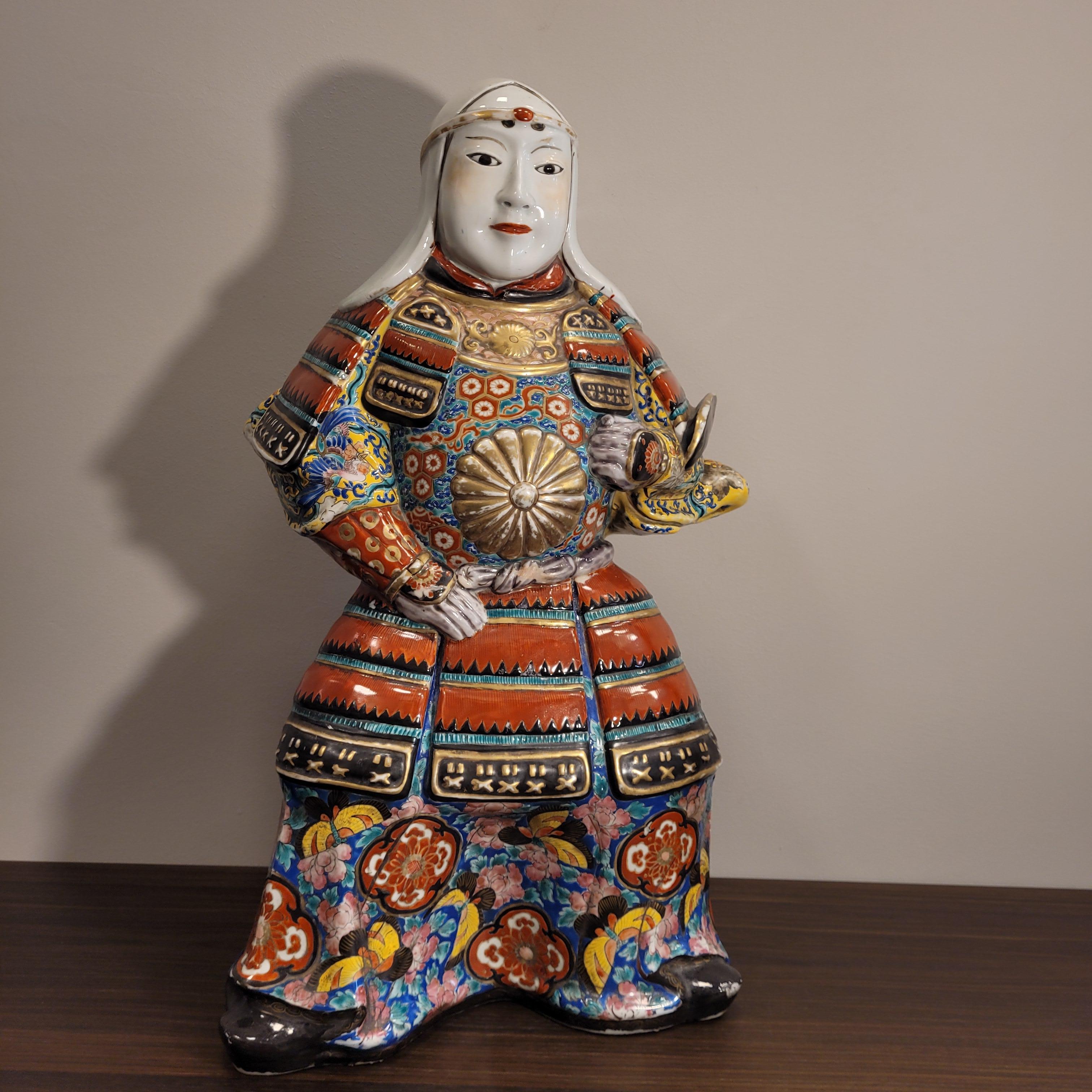Extraordinary and large samurai in hand-painted porcelain with the characteristic habit of the Edo period 1603-1868, when the Tokugawa family ruled Japan. This era is named after the city of Edo, present-day Tokyo.
The origin of the samurai dates