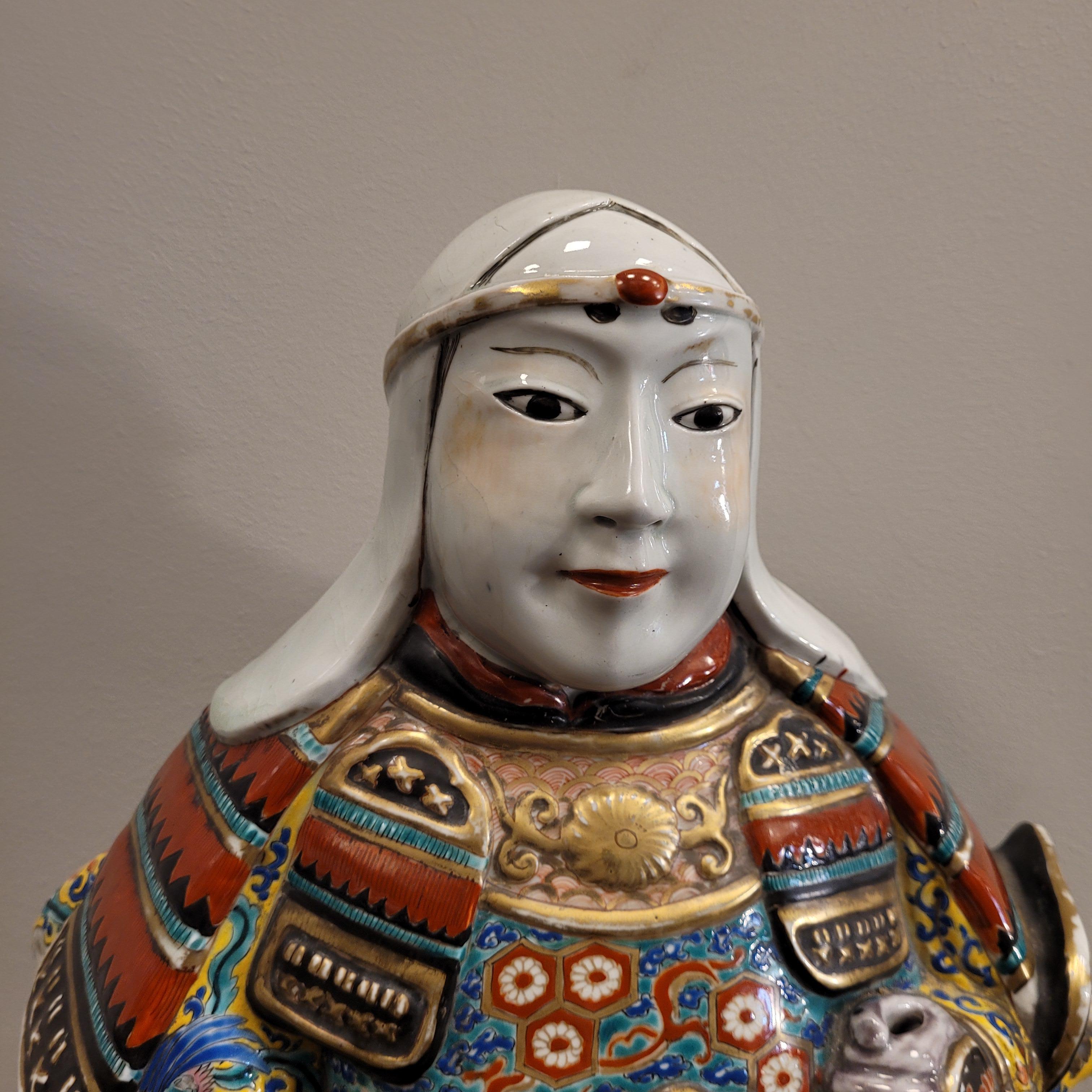 Hand painted  Japanese porcelain Samurai  red, yellow blue gold pink In Good Condition For Sale In Valladolid, ES