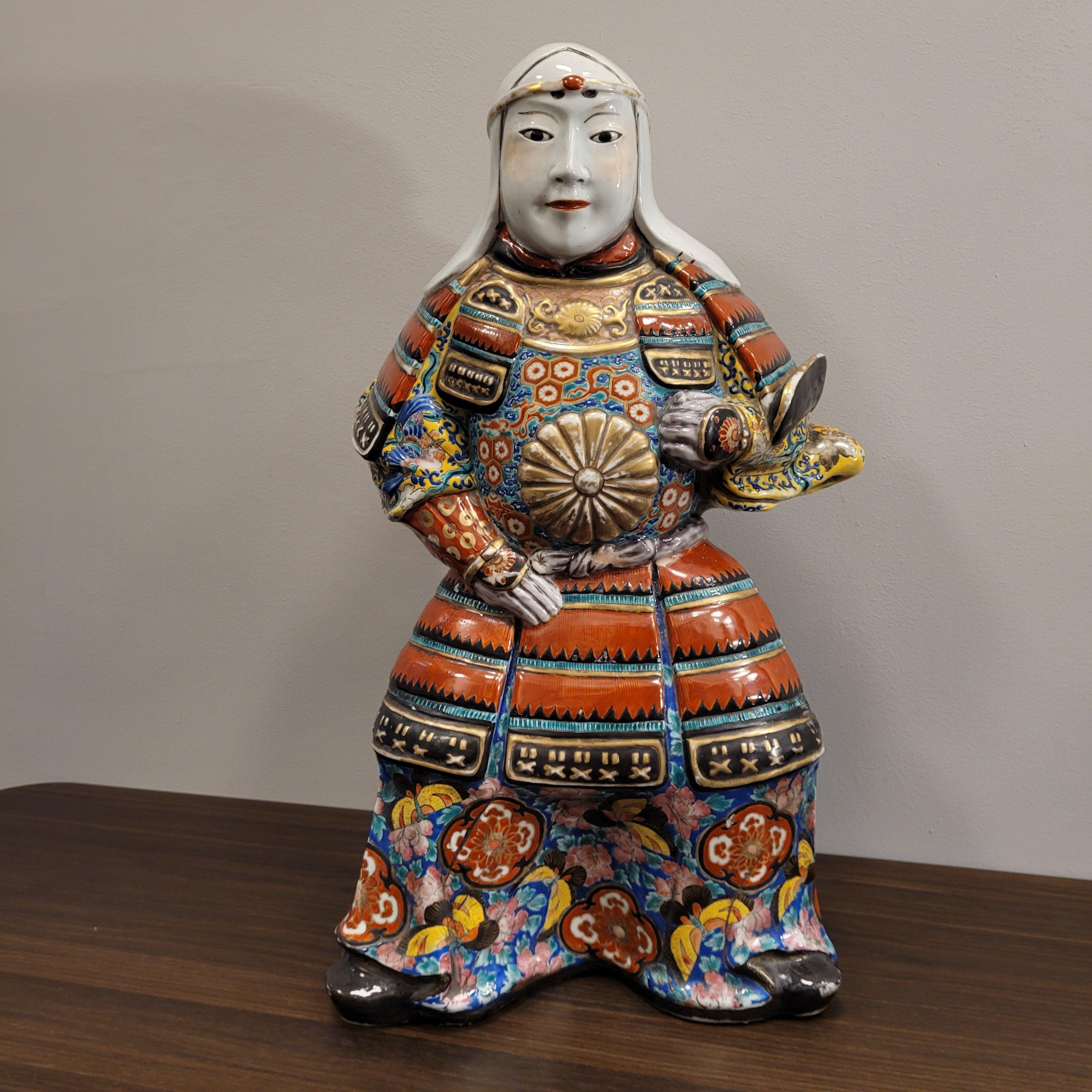 Début du 20ème siècle Peint à la main  Porcelaine japonaise des Samurai  rouge, jaune bleu or rose en vente