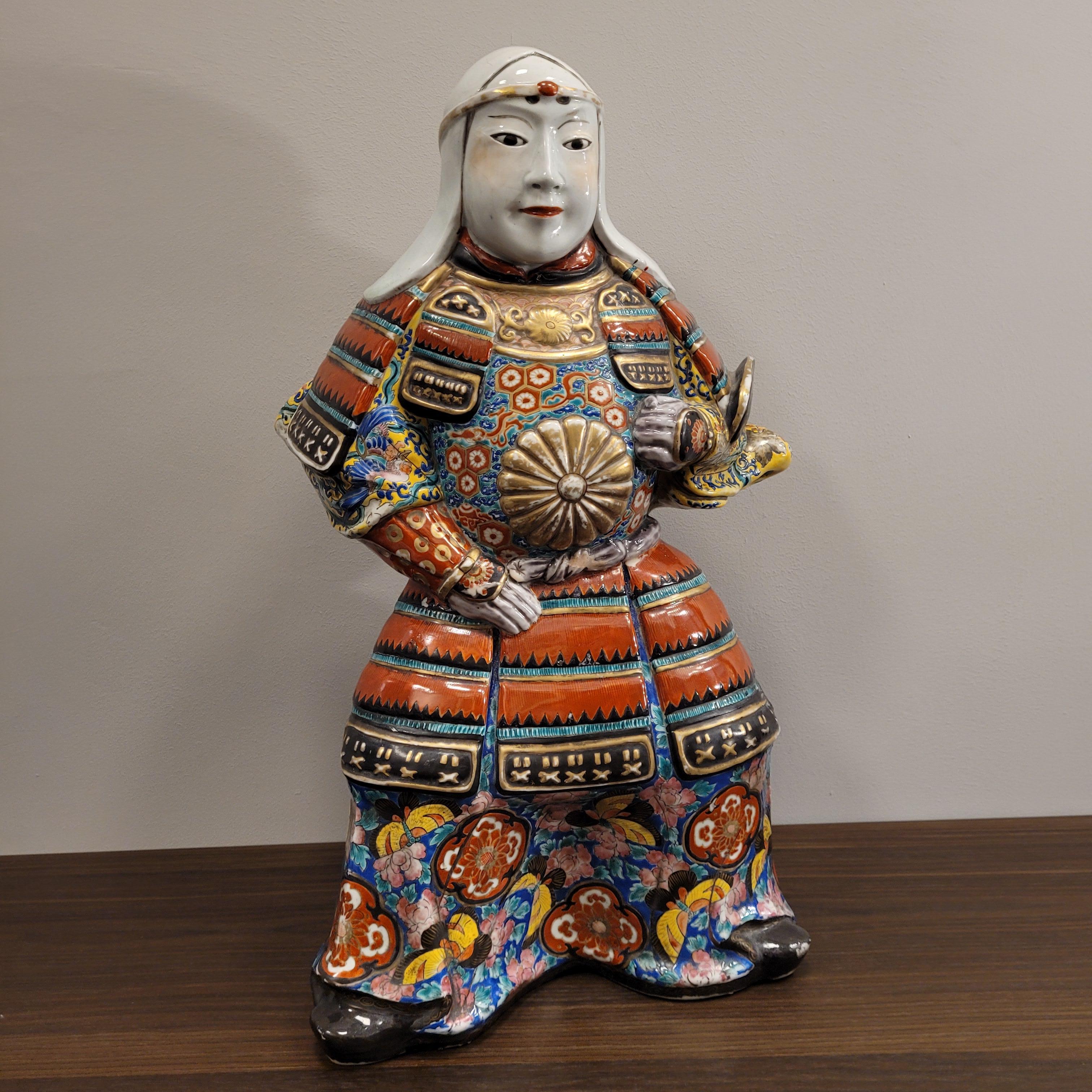 Hand painted  Japanese porcelain Samurai  red, yellow blue gold pink For Sale 1