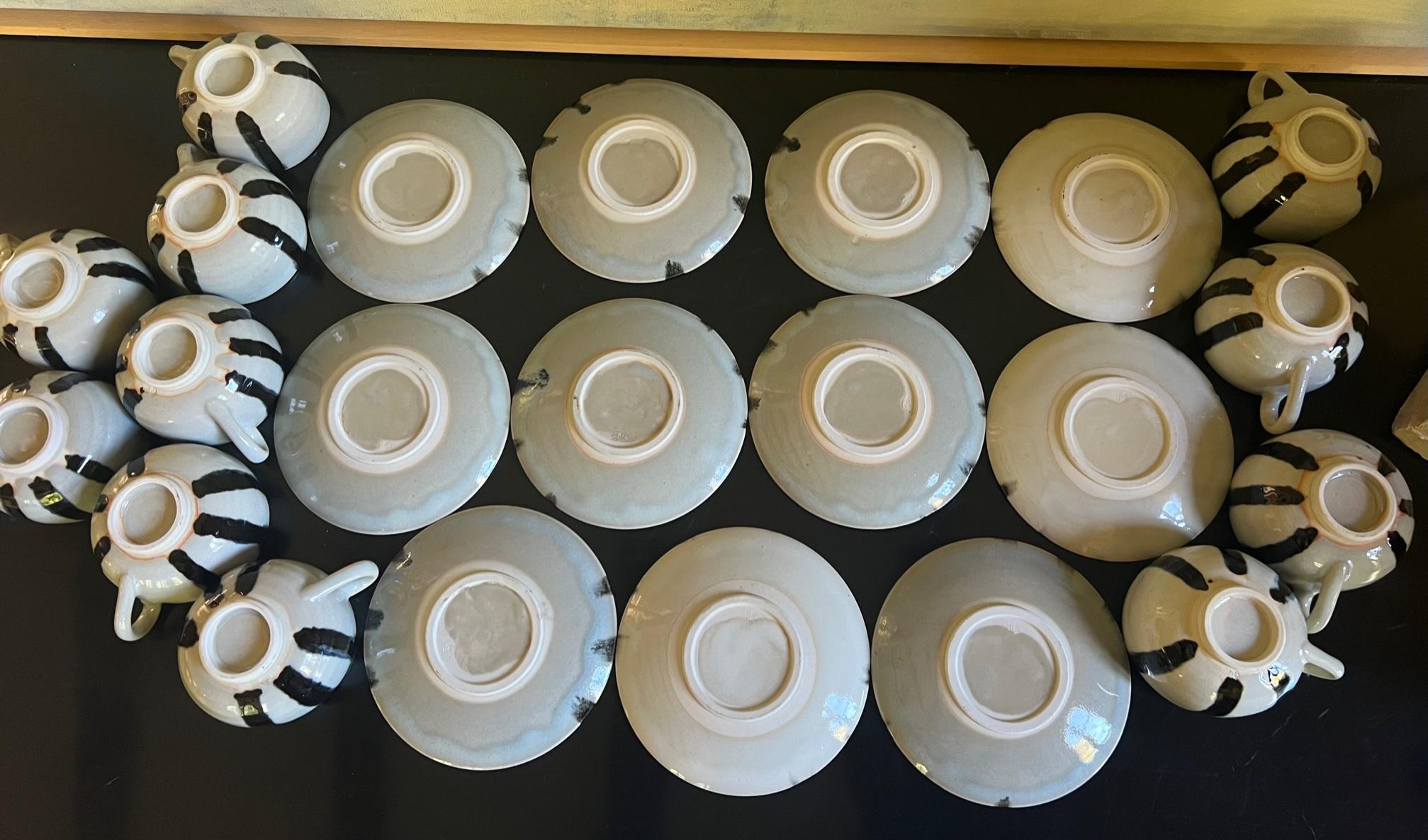 Lot de 22 tasses et assiettes en poterie japonaise peintes à la main en vente 2