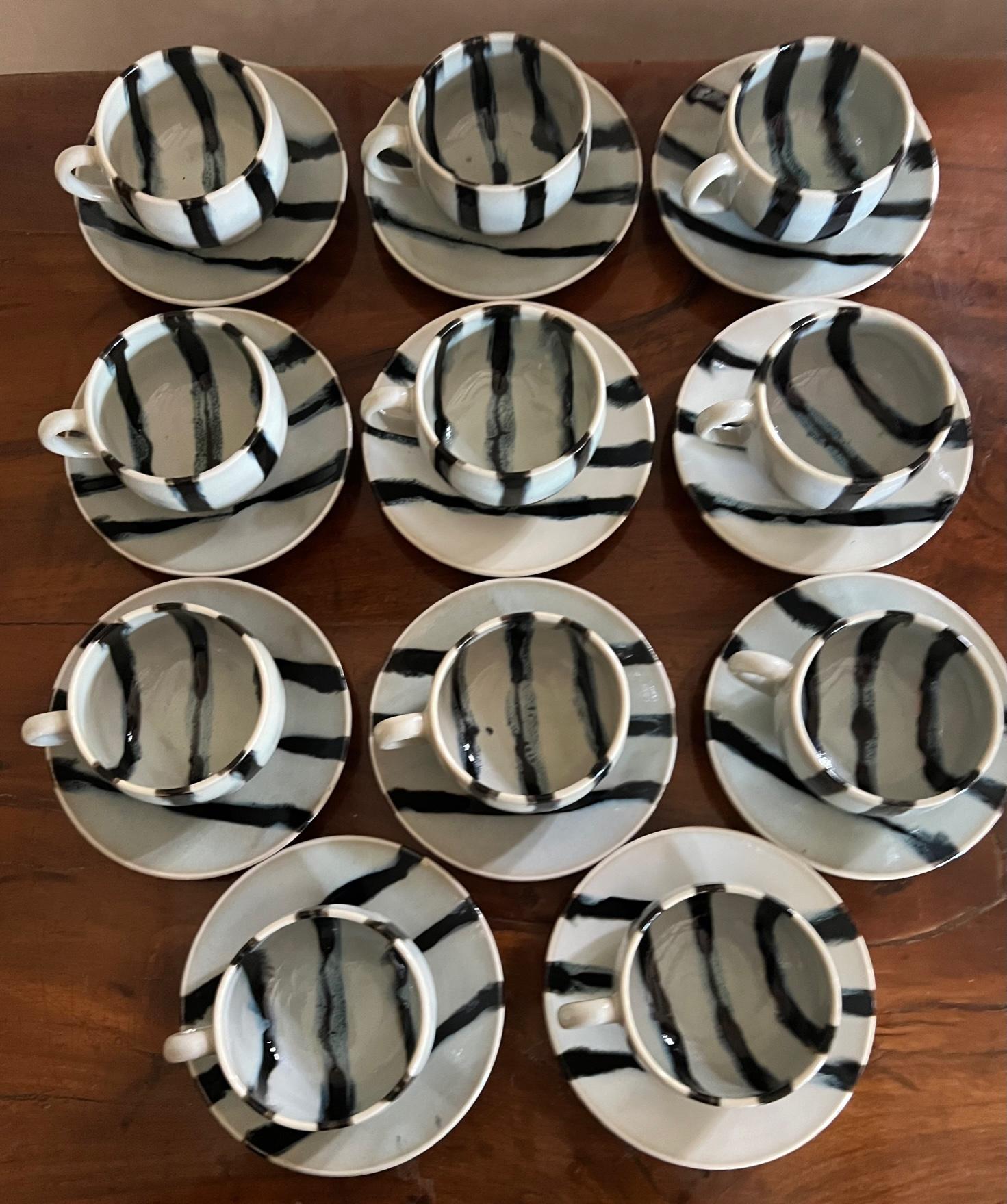 Japonais Lot de 22 tasses et assiettes en poterie japonaise peintes à la main en vente