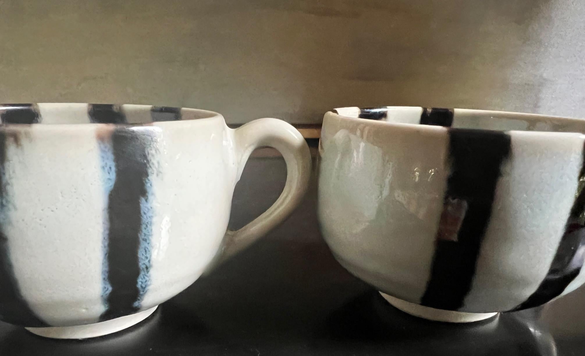 20ième siècle Lot de 22 tasses et assiettes en poterie japonaise peintes à la main en vente