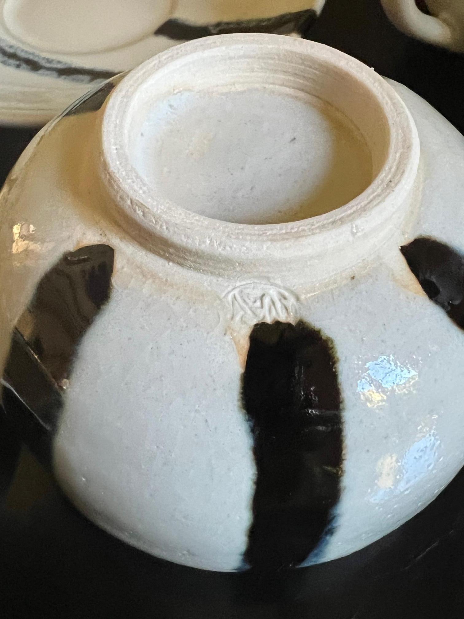Céramique Lot de 22 tasses et assiettes en poterie japonaise peintes à la main en vente