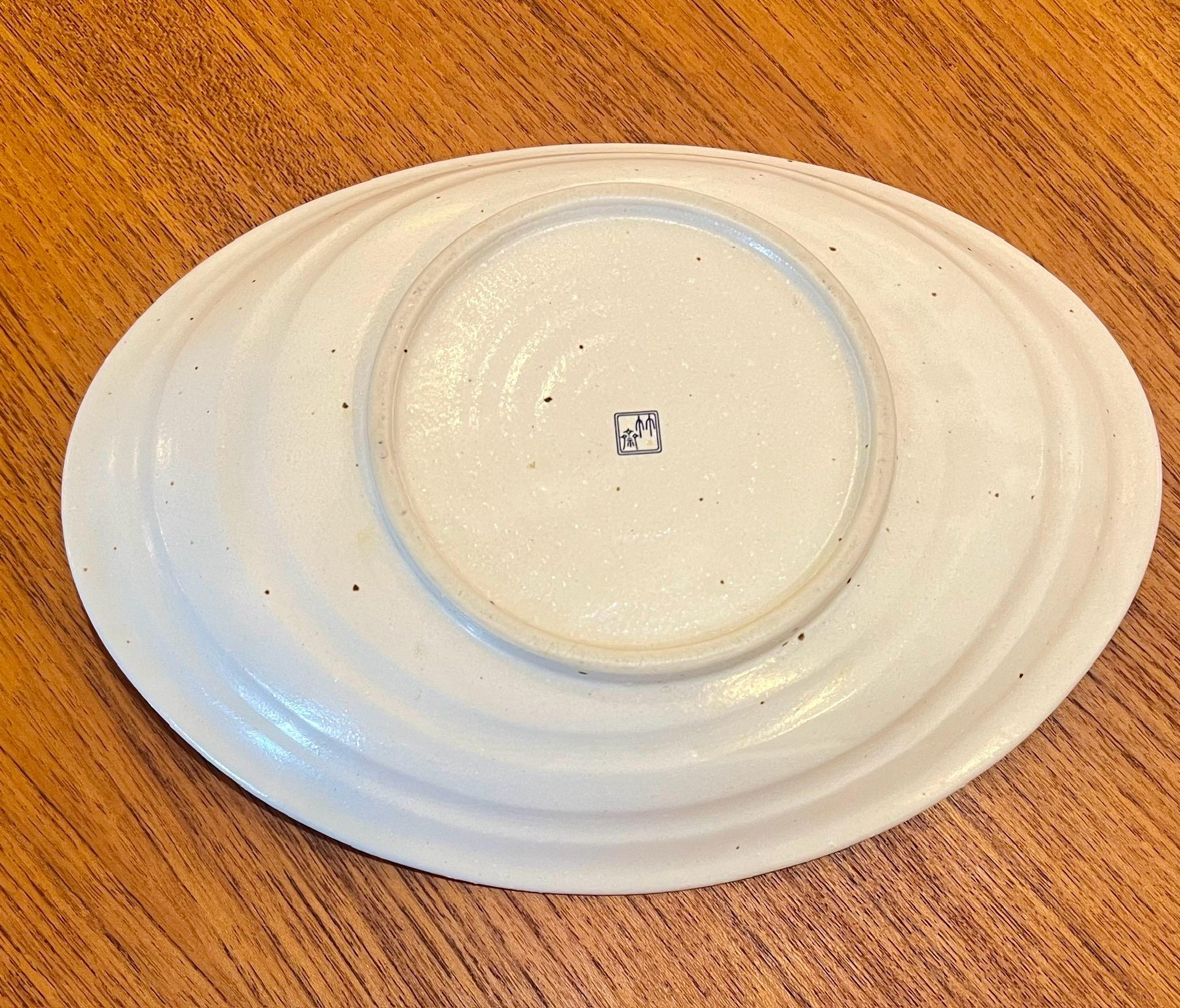 Mid-Century Modern Hand Painted Japanese Sanyo Pottery Saingaitei Molded Curved Bowl For Sale