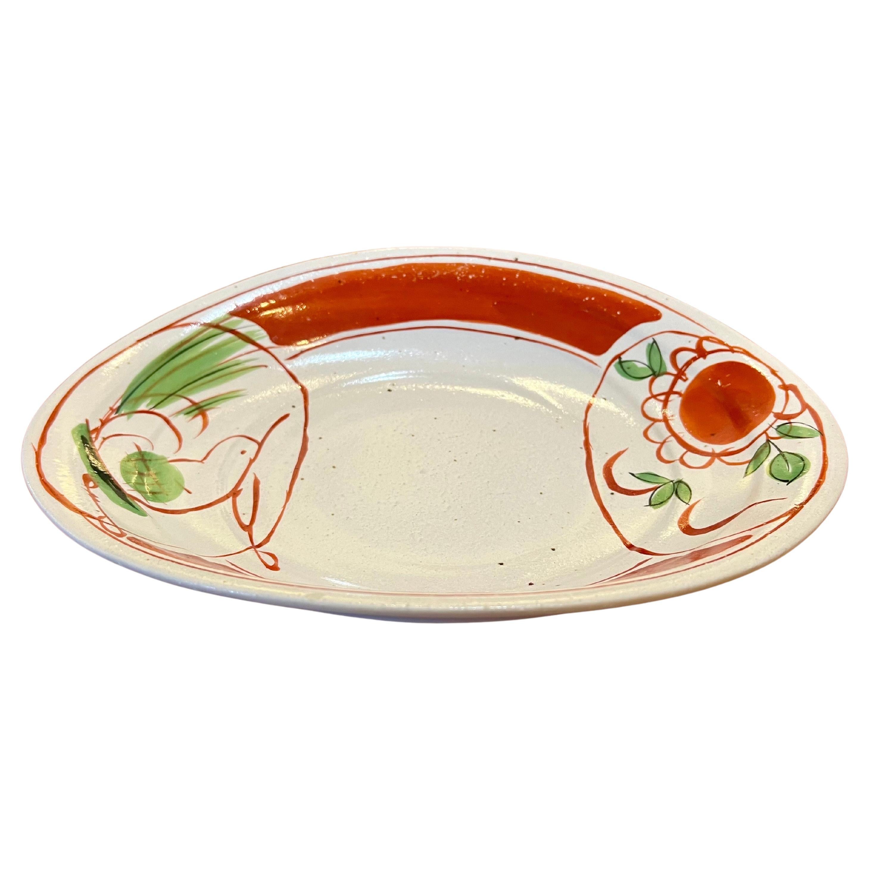 Hand Painted Japanese Sanyo Pottery Saingaitei Molded Curved Bowl For Sale