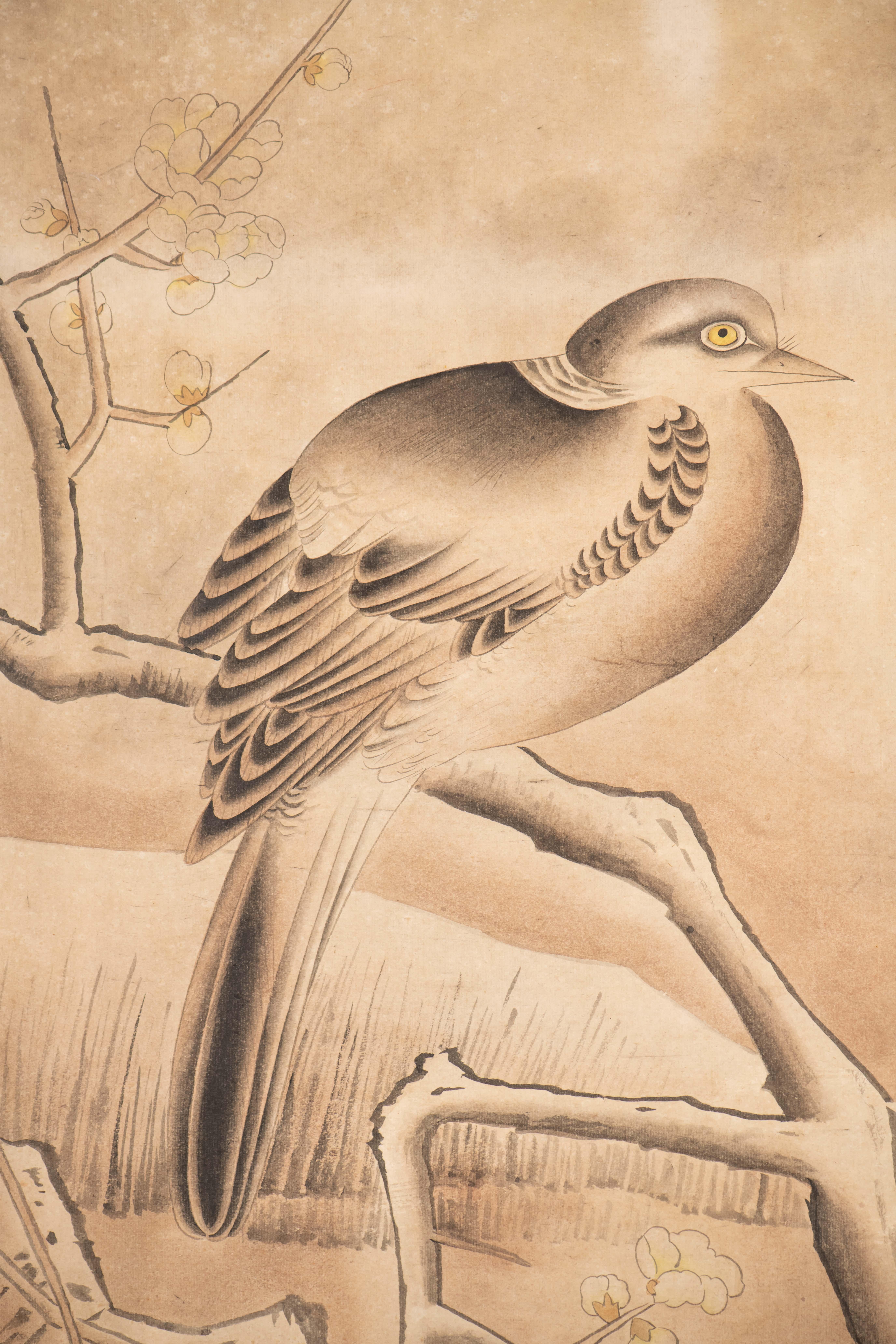 Le tableau de pigeons de ce paravent à panneau unique est peint à la main à l'aquarelle, sur du papier de riz, sur des cadres en treillis de bois soigneusement assemblés. Des rails sont ensuite appliqués sur le périmètre pour finir les bords de