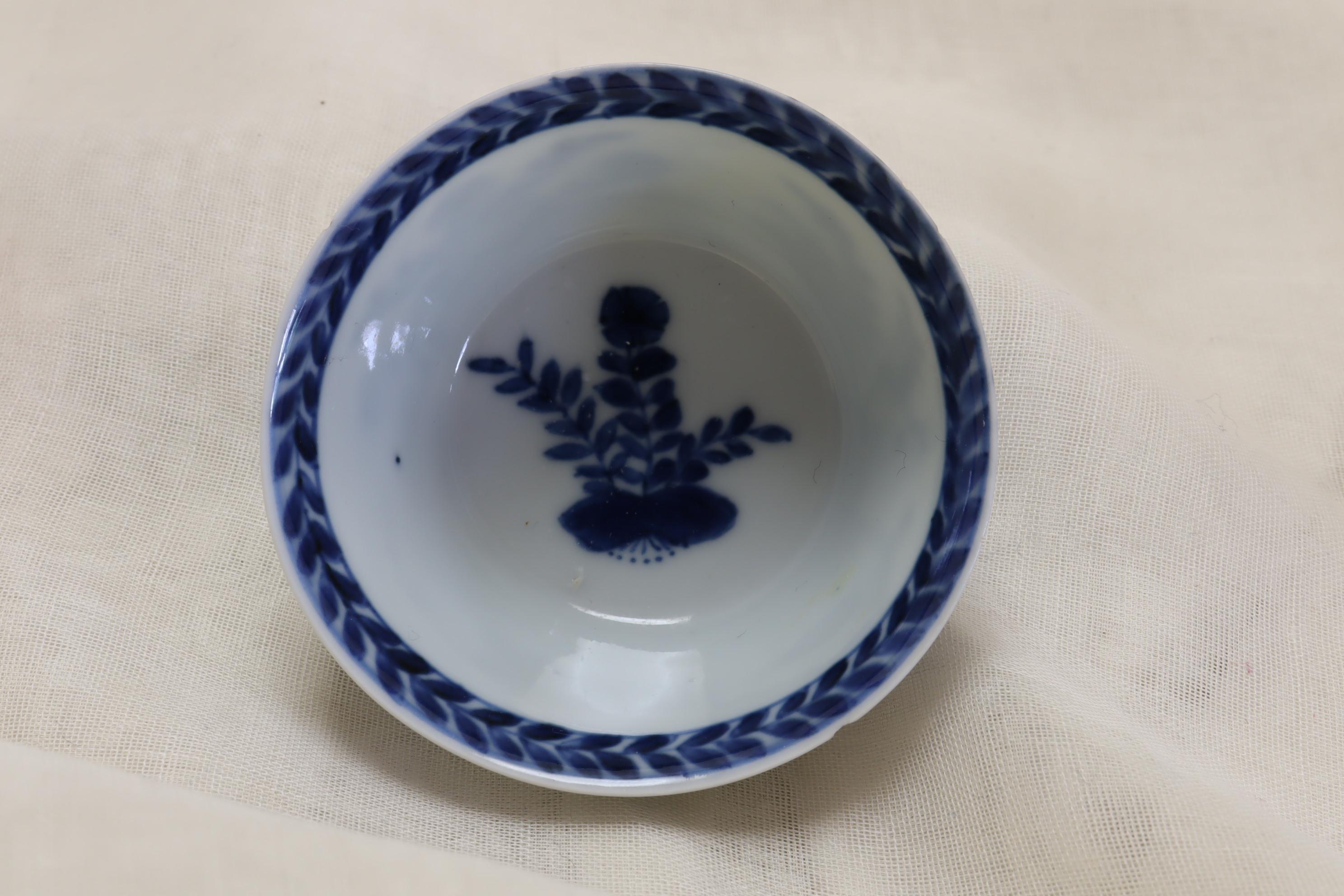 Hand Painted Kangxi Porcelain Tea Bowl In Good Condition For Sale In East Geelong, VIC