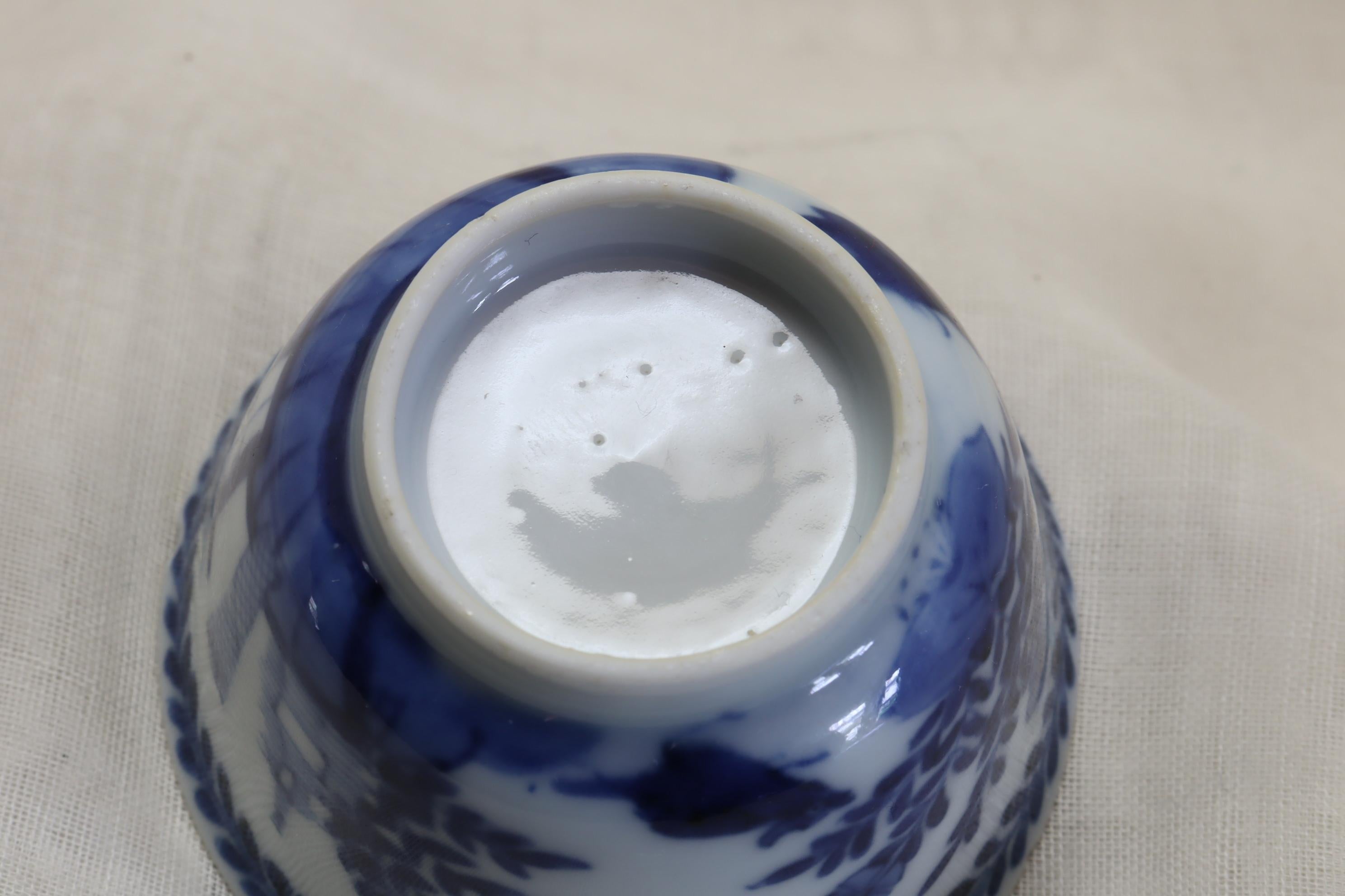 Late 17th Century Hand Painted Kangxi Porcelain Tea Bowl For Sale