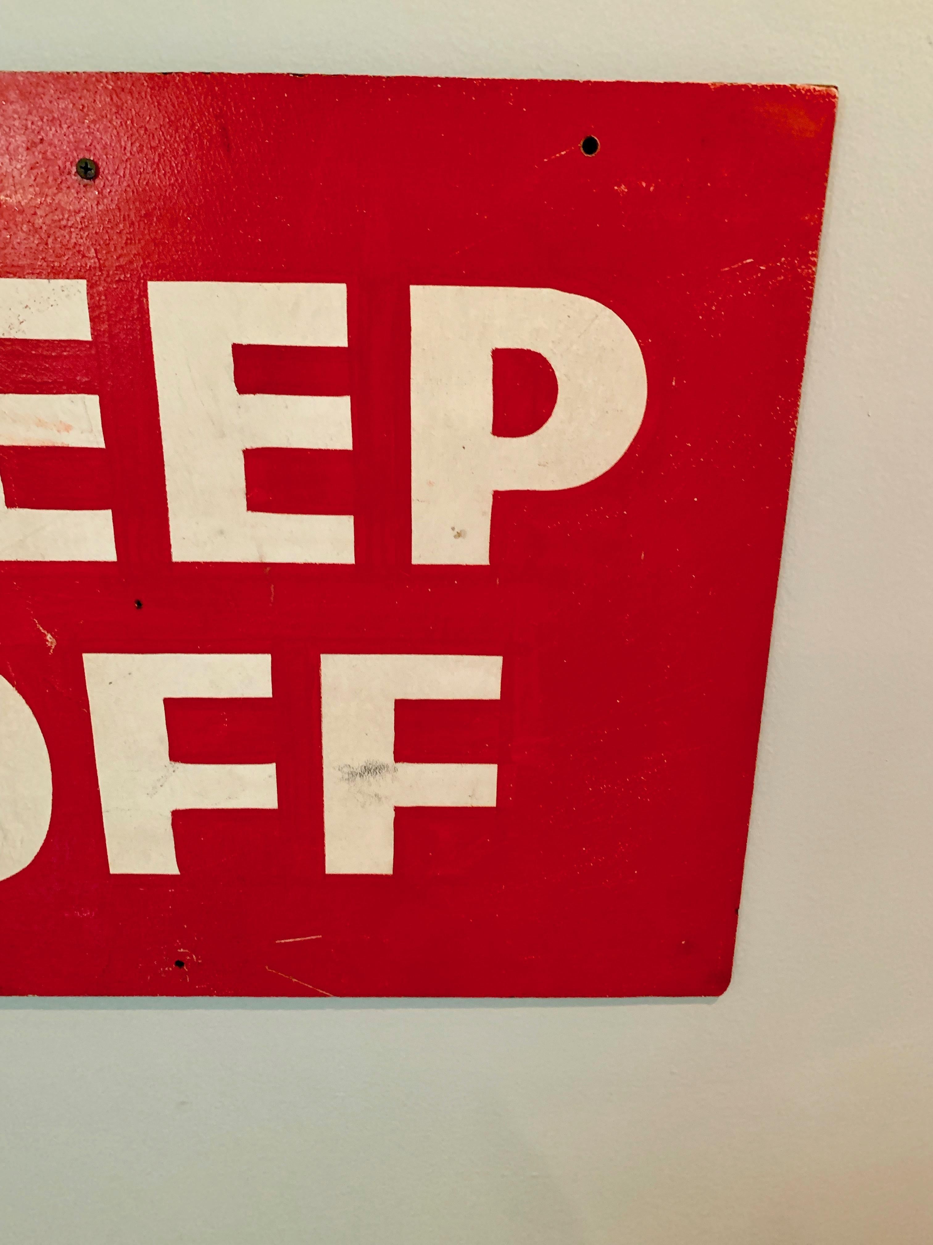 Panneau de signalisation peint à la main Keep Off Bon état - En vente à Los Angeles, CA