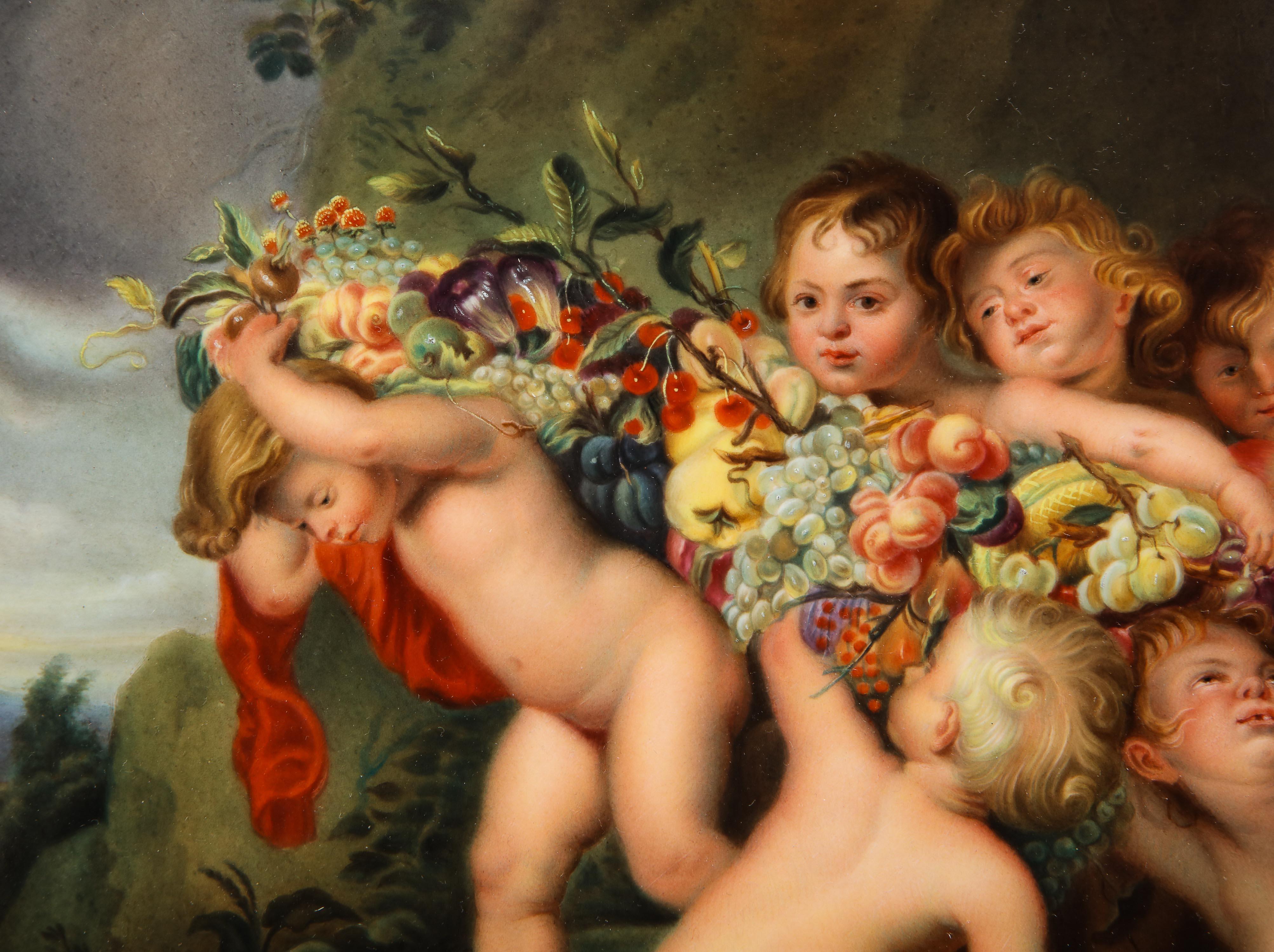 Handgemalte KPM-Plakette mit Putten und Fruchtgirlande nach Peter Paul Rubens (Vergoldet)
