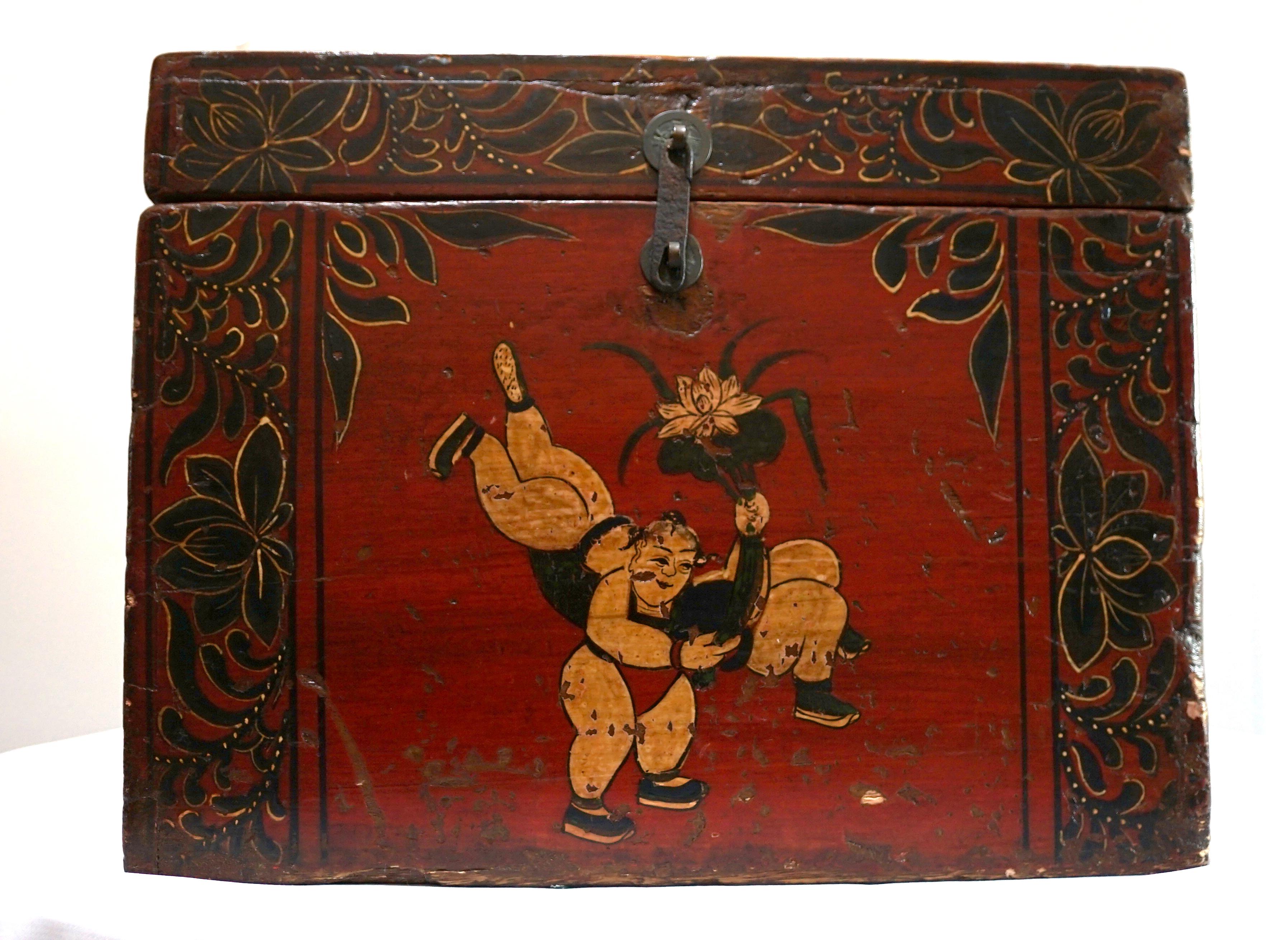 Dies ist eine wunderschöne handgefertigte antike chinesische Lackschatulle aus Kampferholz, einem Material, das häufig für traditionelle chinesische Möbel verwendet wird.  Das Äußere ist mit einem reichen, rötlich-braunen Lack überzogen, der anmutig