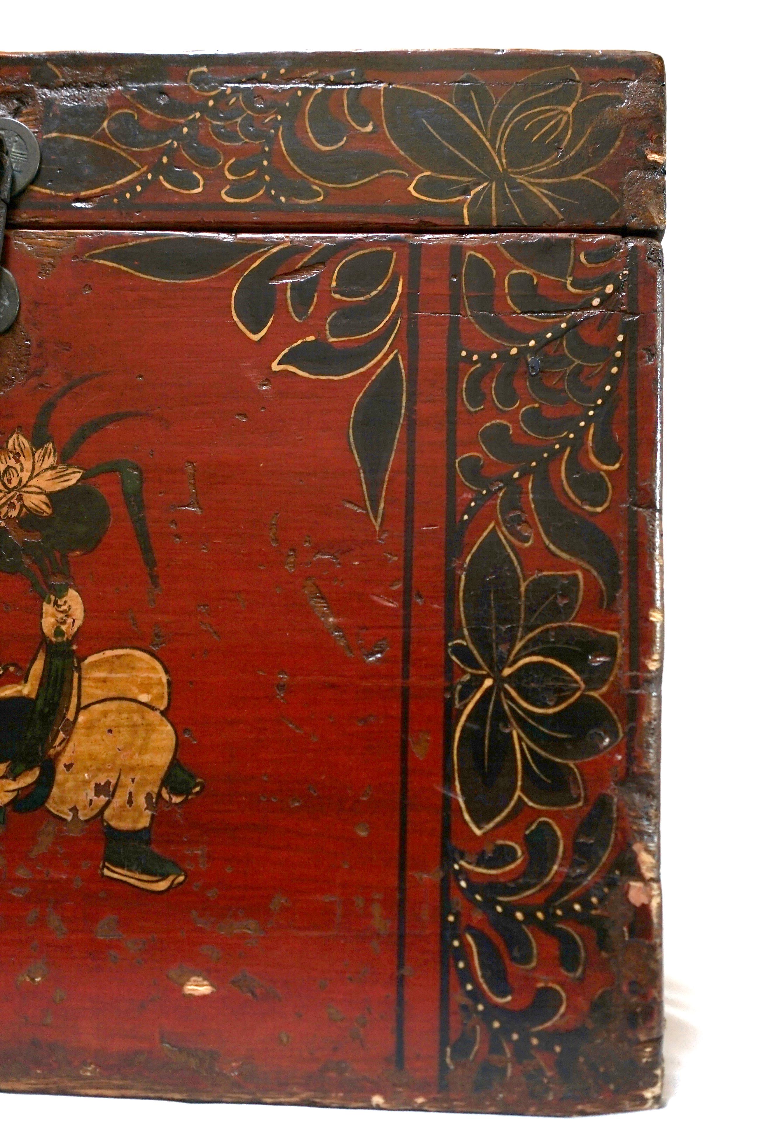Handbemalte Lack-Kampferholzkiste mit Ringerfiguren und Schwalbenschwanzverbindungen (Chinesisch) im Angebot