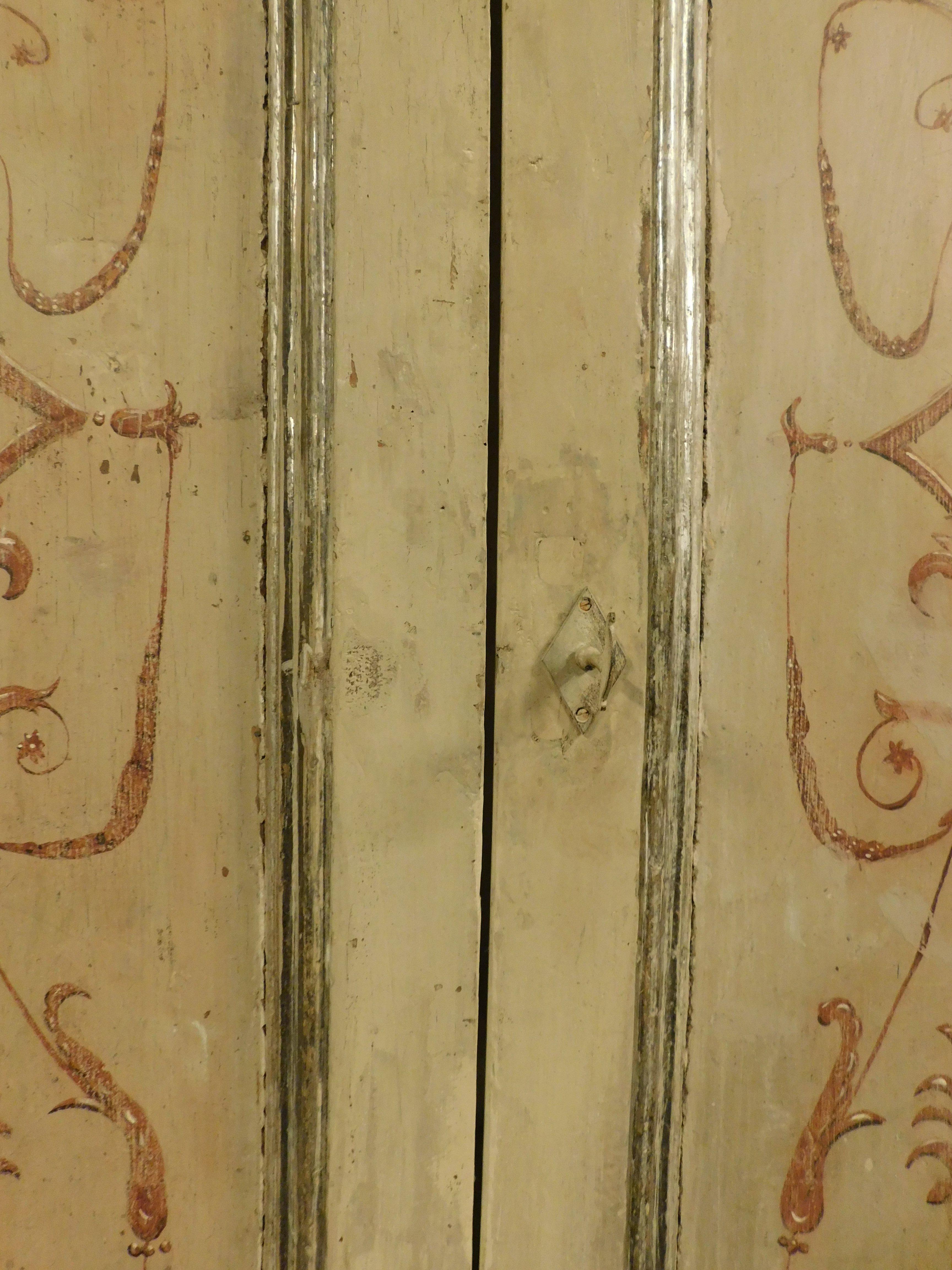 Hand painted lacquered double door, silver mouldings and original frame, Italy In Good Condition For Sale In Cuneo, Italy (CN)