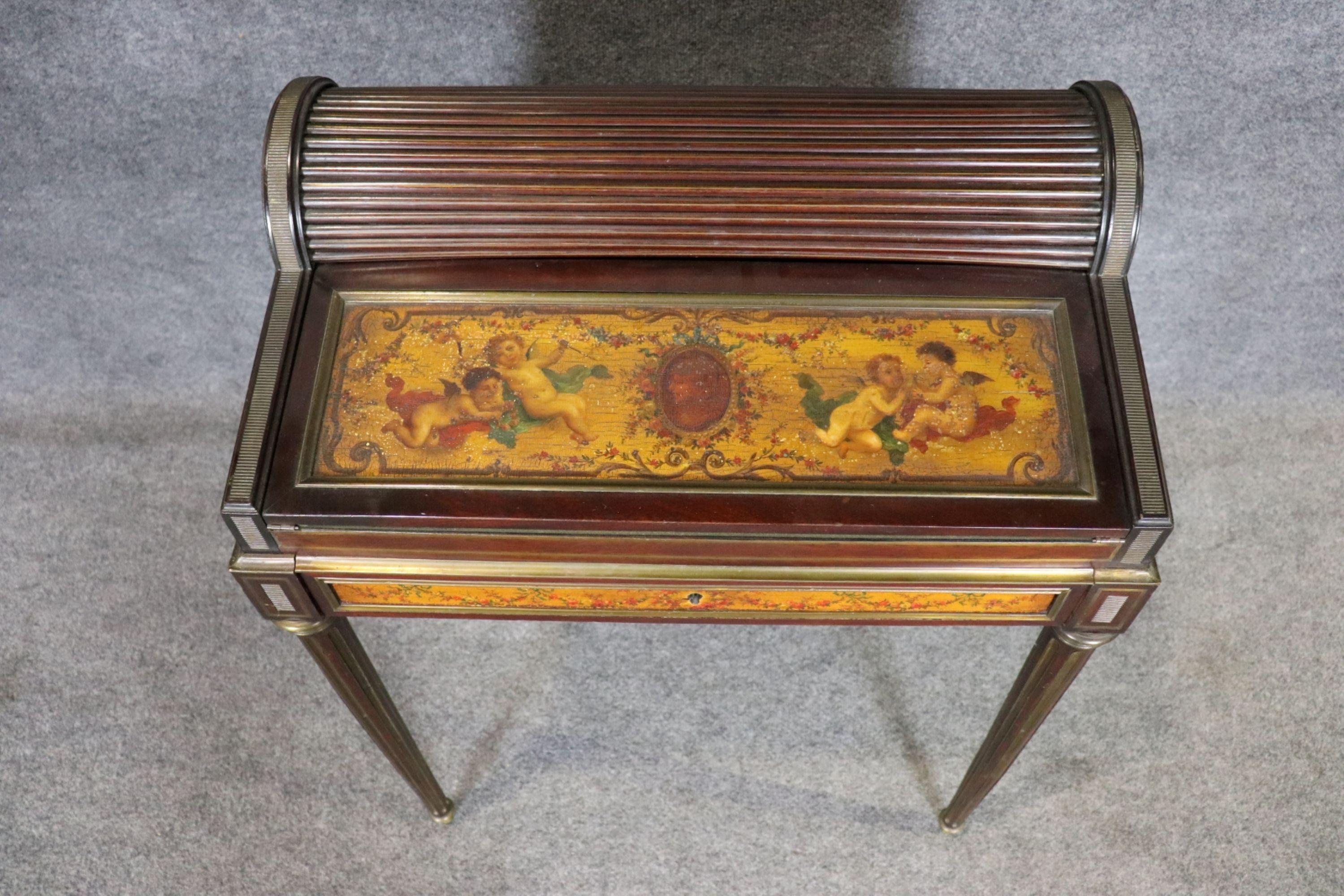 Handbemalt. 1 Schublade mit Schwalbenschwanz. Aufklappbarer Deckel mit Filzauflage und 3 kleinen Schubladen. Fußkappen und Zierleisten aus Messing. 


Abmessungen: 34 3/4