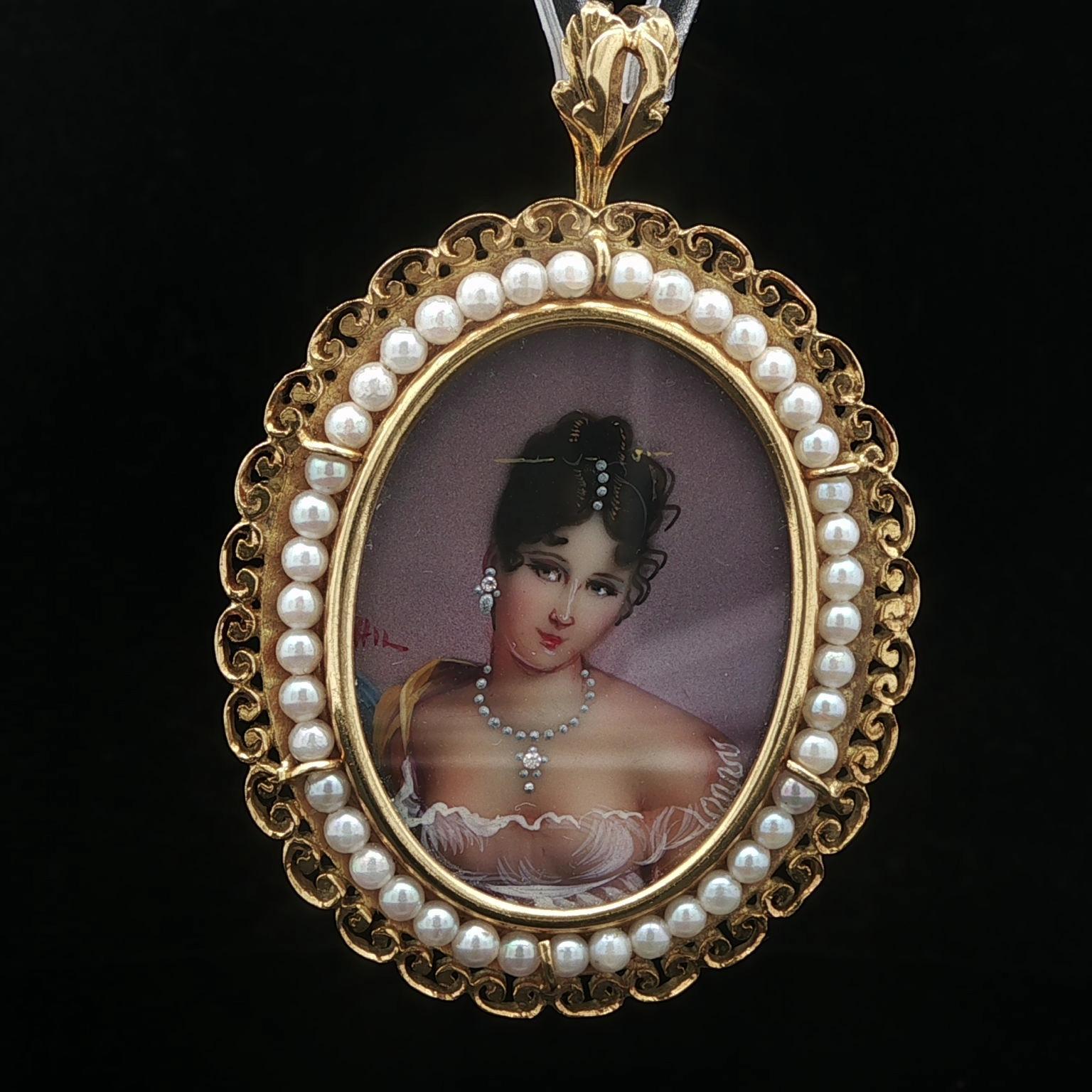 --Stone(s):--
(43) Cultured Pearls - Round Shape - White Color - 2.5mm each (approx. )
(1) Hand Painted Lady Portrait

Material: Solid 18k Yellow Gold w/ 18k White Gold Pin
Total Weight: 13.49 Grams
Overall Height 43.3mm (1.7