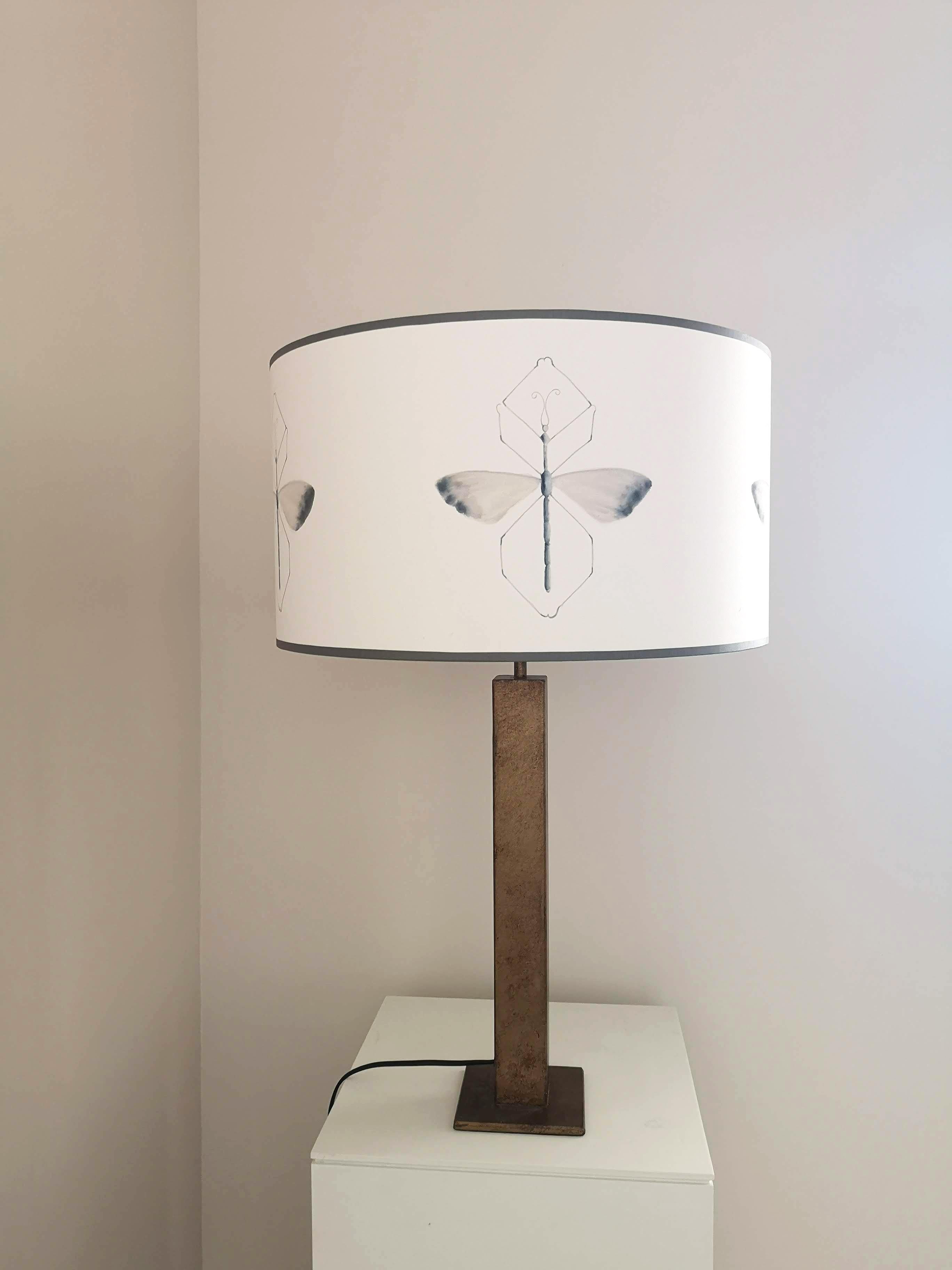 Bienvenue dans notre entreprise d'abat-jour
À Buenaventura, nous produisons du papier peint peint à la main. Nous combinons des processus sophistiqués de création artisanale afin de capturer les effets fugaces de la nature, de manière élégante et