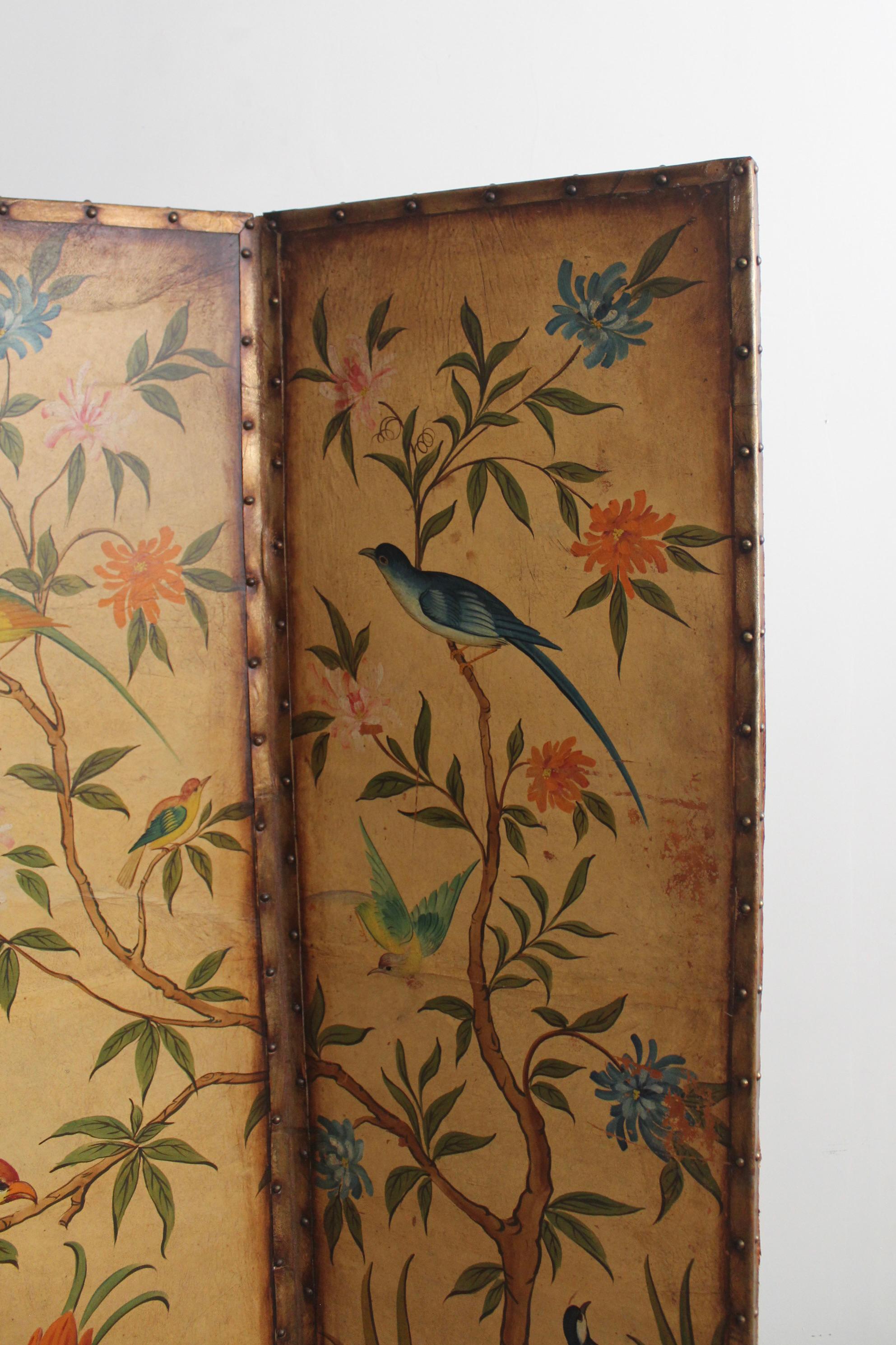 Paravent en cuir peint à la main, années 1890. Panneaux victoriens en cuir et bois à 4 plis, détails de la bordure cloutée dorée et oiseaux et fleurs peints à la main. 

Dimensions : Panneau individuel : 72.5 