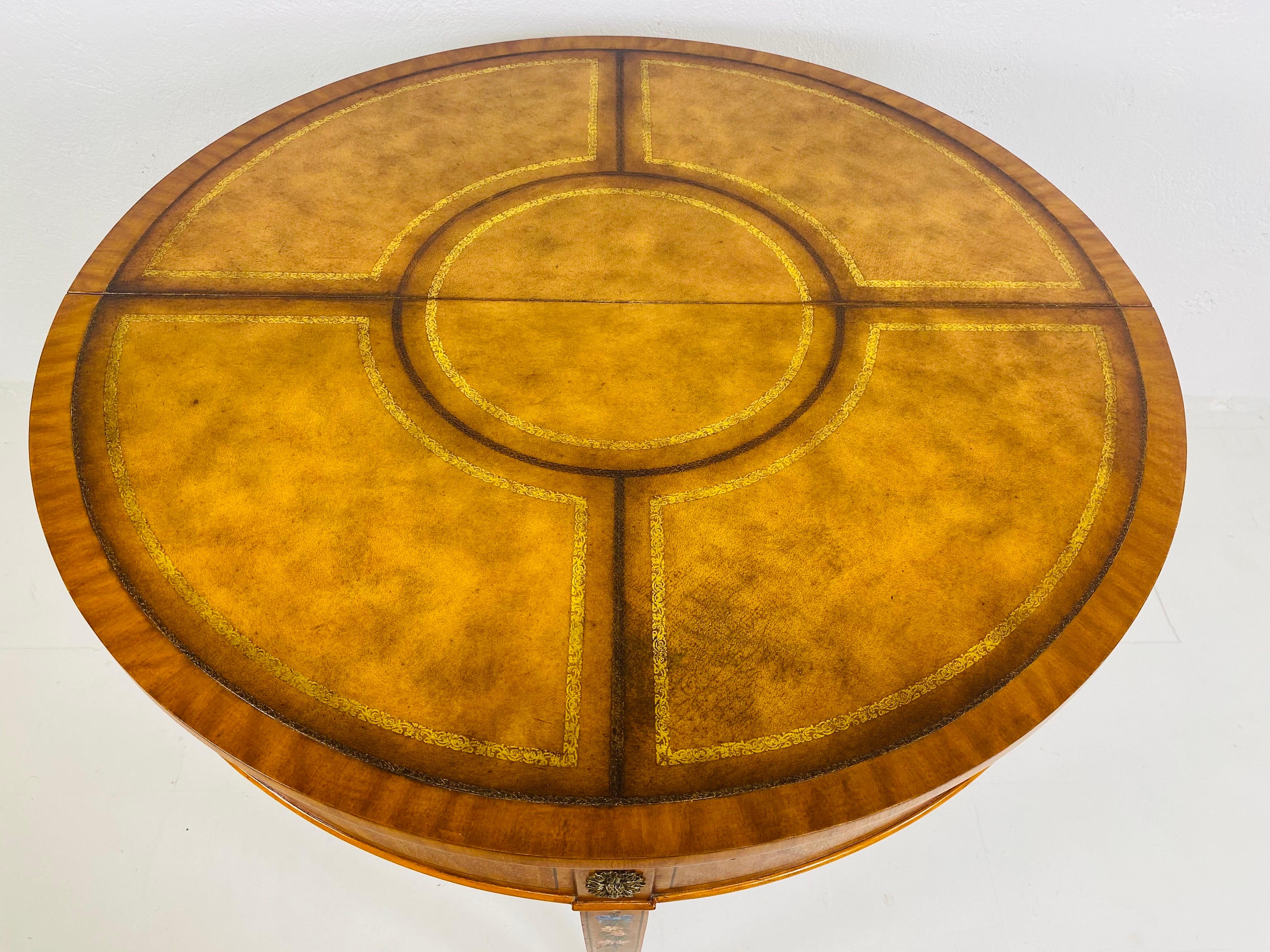 Table d'appoint/table de jeu peinte à la main d'après Maitland Smith en vente 1