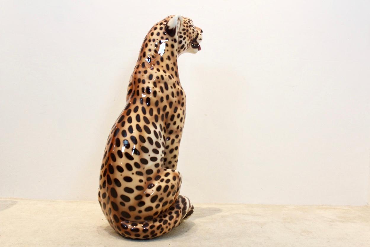 Eine atemberaubend schöne:: handbemalte Leoparden-Skulptur aus Keramik:: hergestellt in Italien. Dieser Leopard ist in ausgezeichnetem Zustand und markiert. Dieser Leopard ist ziemlich groß:: was ihn zu einem sehr schönen Dekorationsobjekt macht.