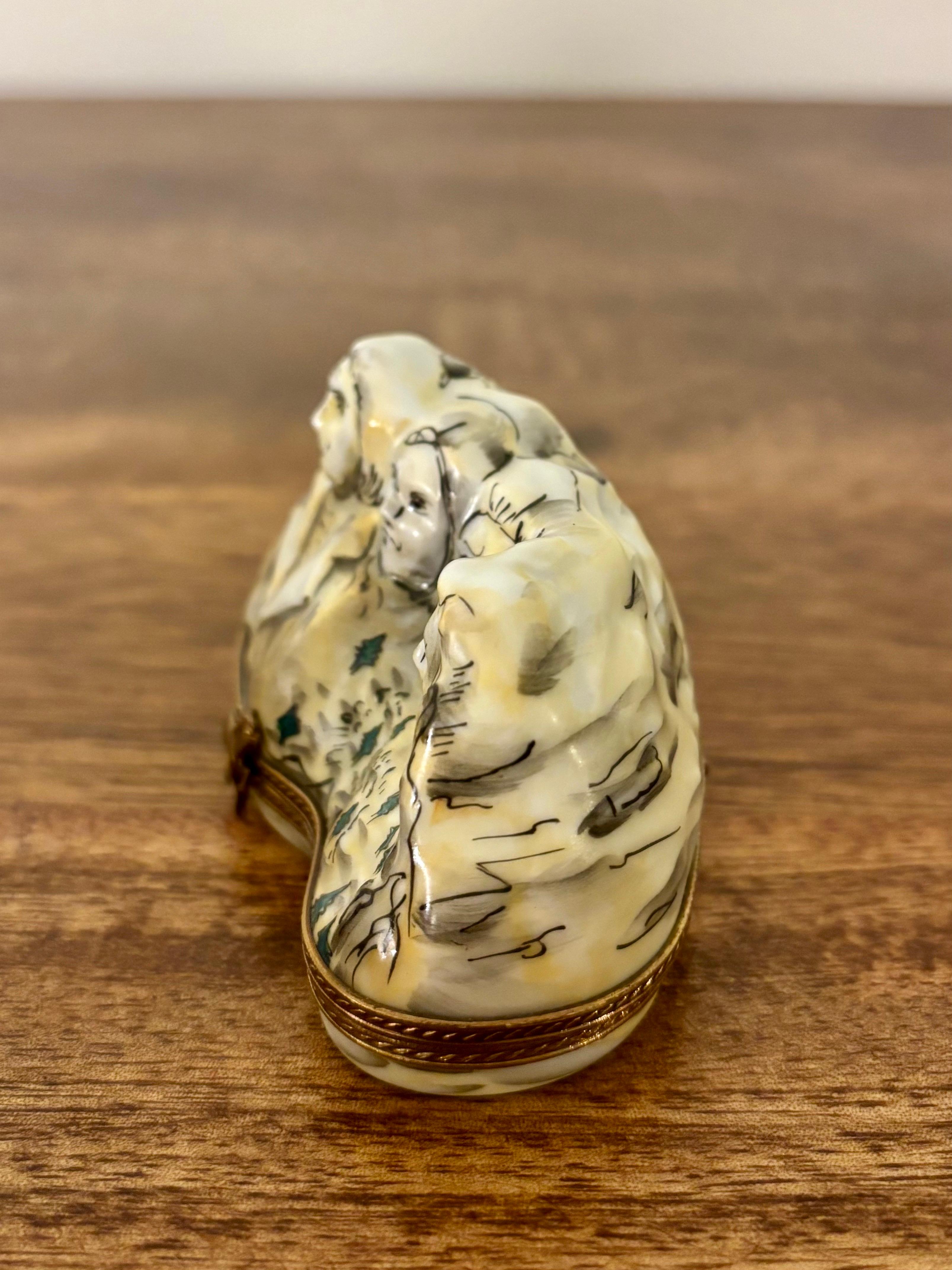 Hand-Painted Limoges Mount Rushmore Trinket Box In Good Condition For Sale In Delray Beach, FL