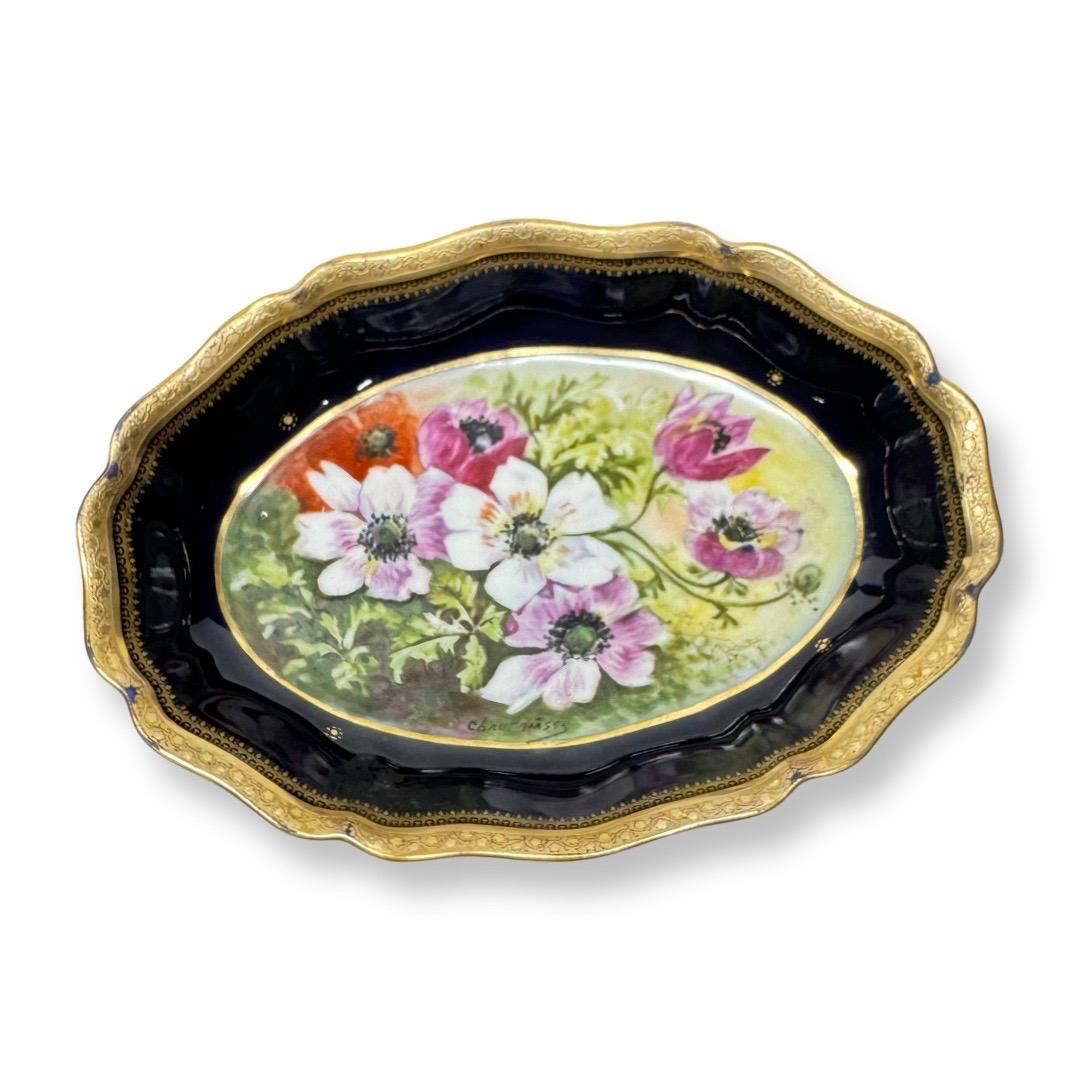 Ce magnifique plat en porcelaine de Limoges témoigne non seulement d'un savoir-faire exceptionnel, mais aussi de l'héritage créatif du célèbre artiste français Marcel Chaufriasse (1926-1990).

Chaufriasse, célèbre maître de la peinture sur