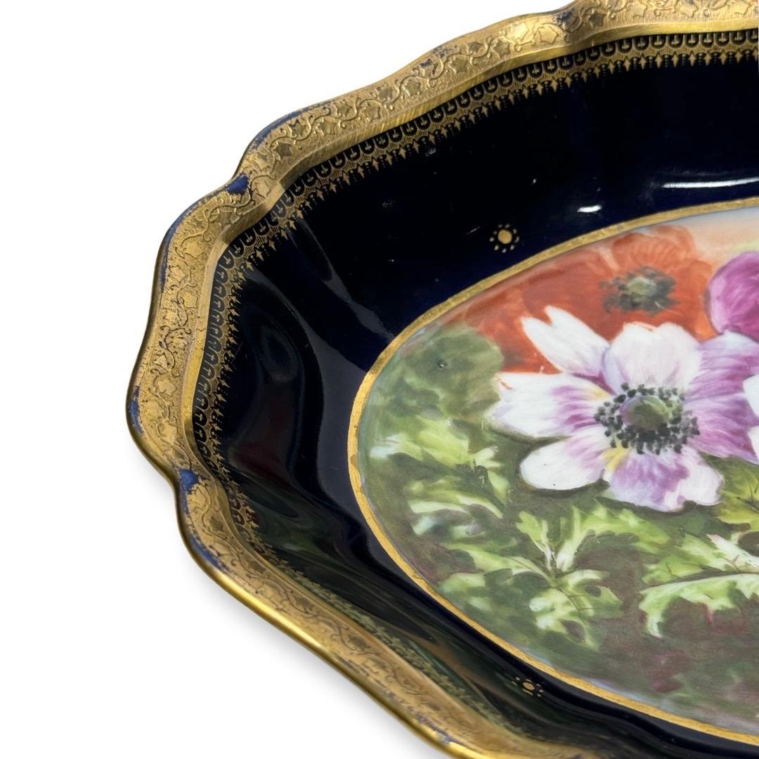Porcelaine Plat en porcelaine de Limoges peint à la main par Marcel Chaufriasse, cobalt et or en vente