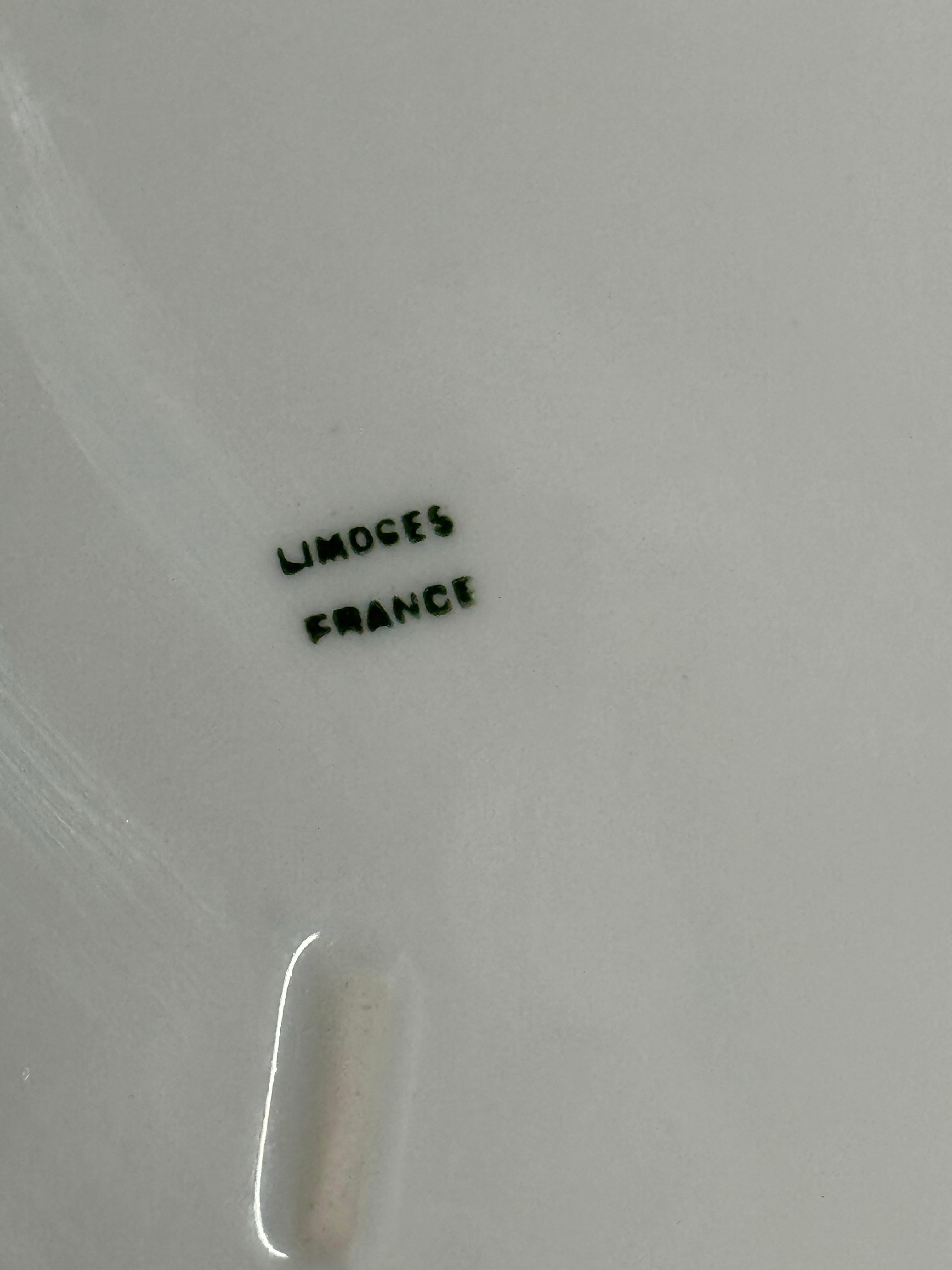 Plat en porcelaine de Limoges peint à la main par Marcel Chaufriasse, cobalt et or en vente 2