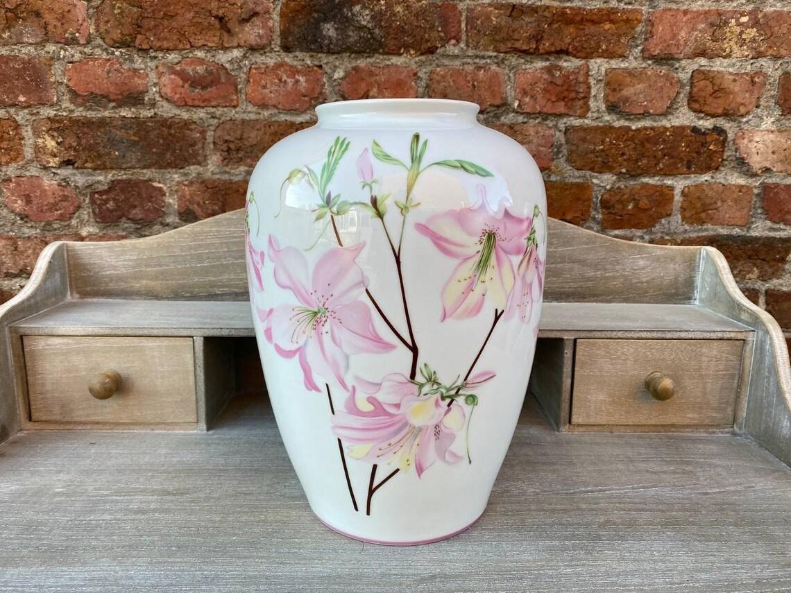 Stunning hand painted porcelain vase with a large bouquet of flowers.
Limoges porcelain, BERNARDAUD factory.
The flowers are very fleshy, the color gradient reflects the reality of a bouquet of flowers.

There is a manufacturer's seal on the