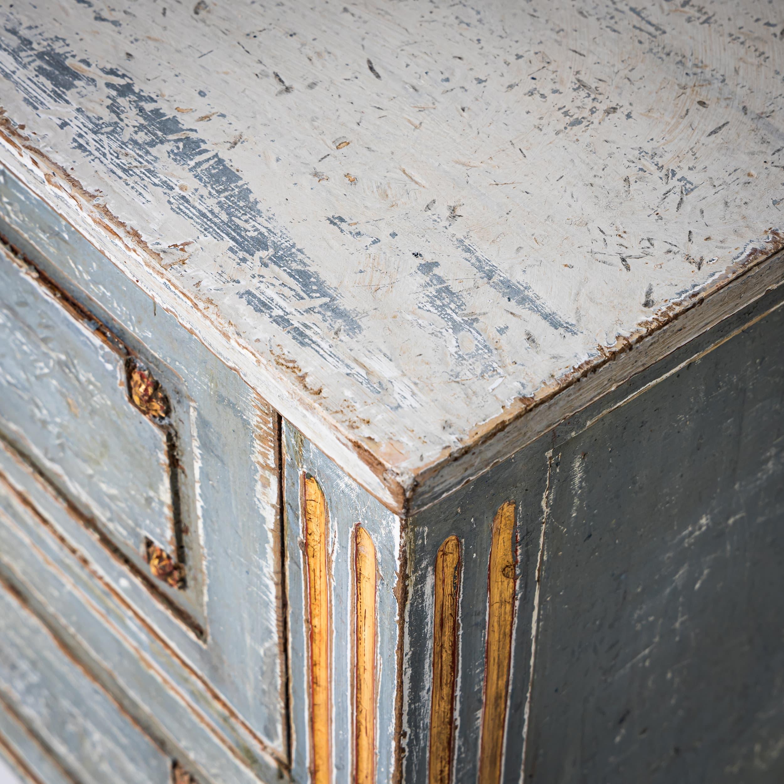 Hand-Painted Louis XVI Chest of Drawers with Gilt Accents, Late 18th Century In condizioni buone in vendita a Greding, DE