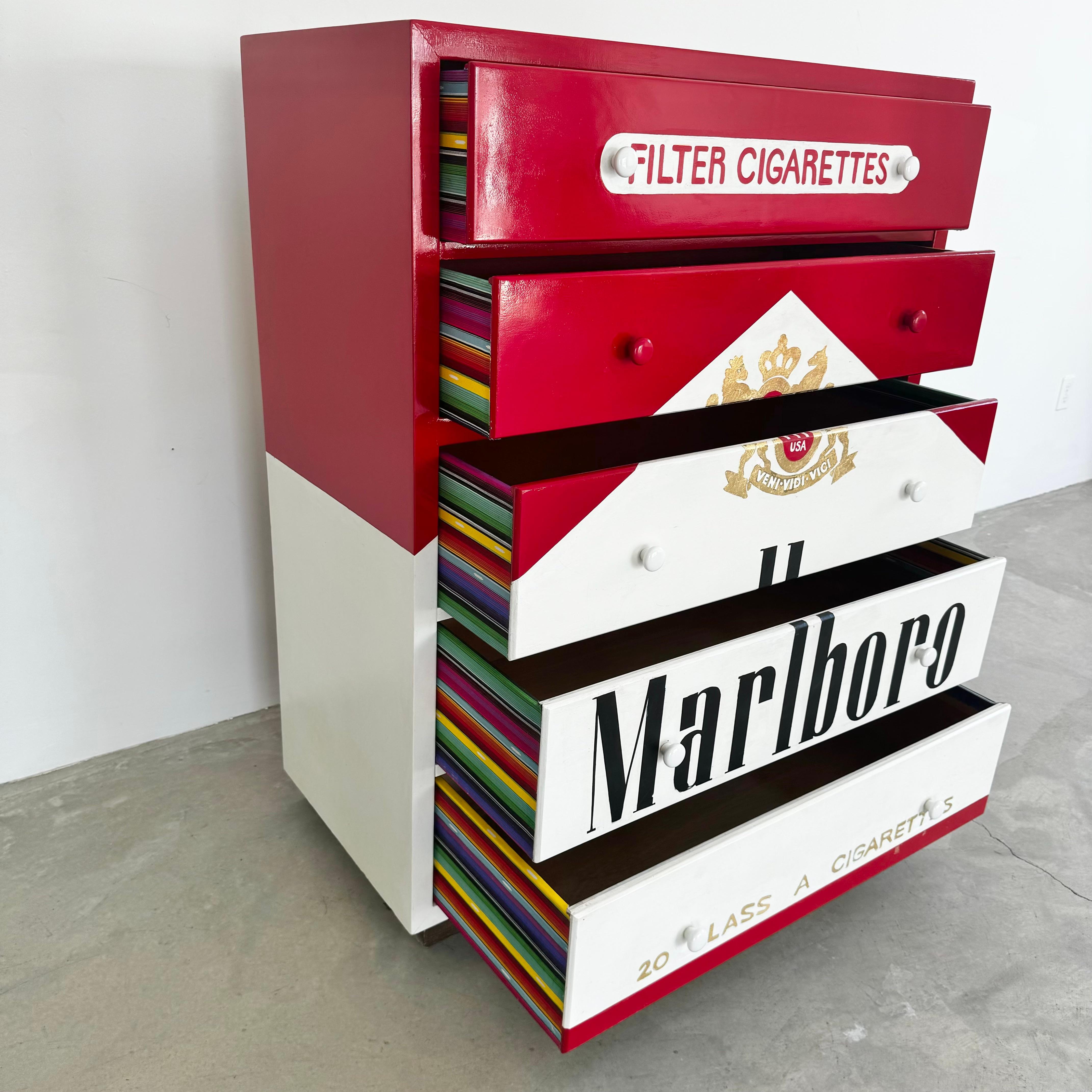 Wunderschöne Kommode mit 5 Schubladen, handbemalt in Form einer Schachtel Marlboro-Zigaretten. Vom Künstler benutzte Drexel Kommode mit originalem Branding auf der Rückseite und in der Schublade. Wunderschöne Details und Farbgebung. Handbemalt mit