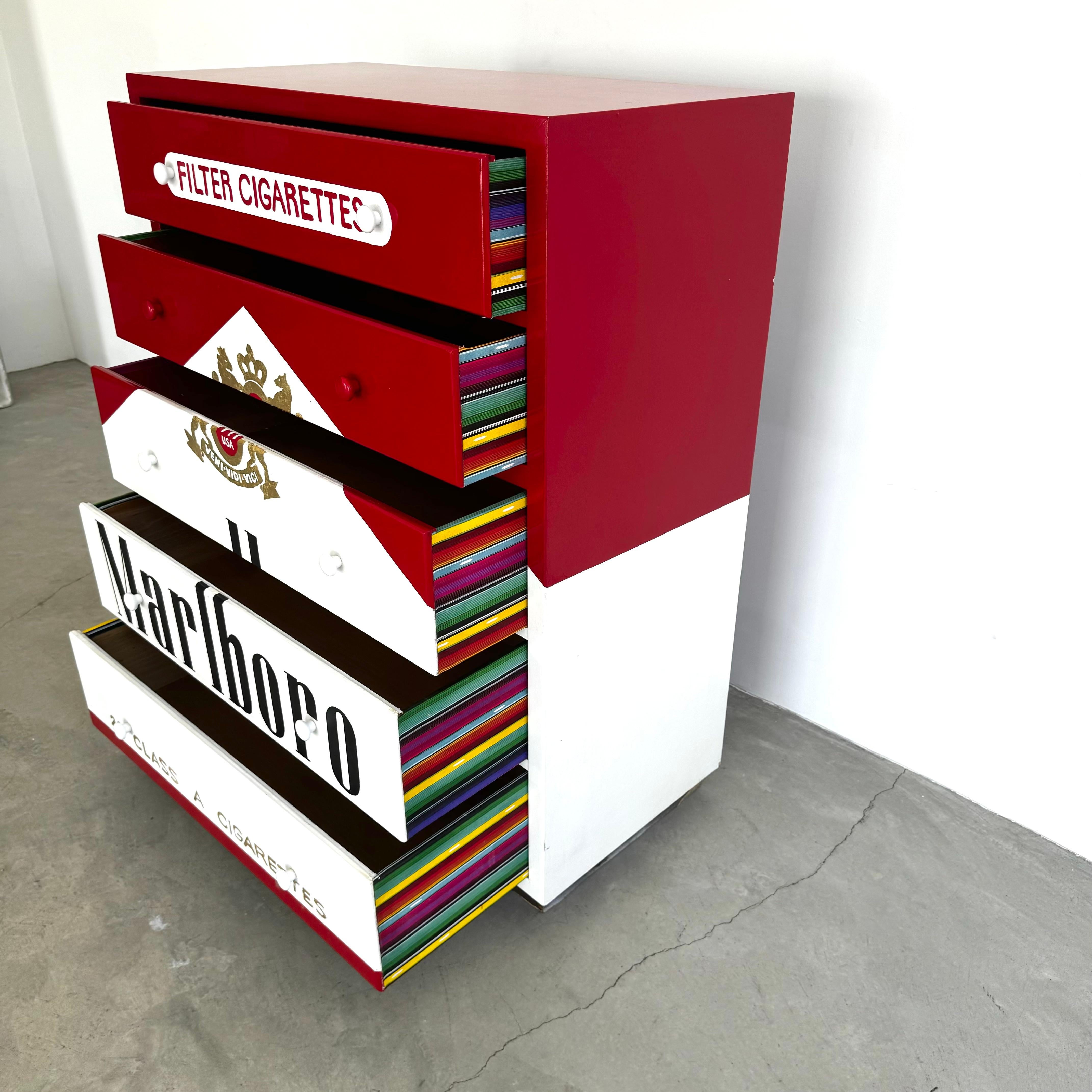 Handbemalte Marlboro-Kommode, 1990er-Jahre, USA im Zustand „Gut“ in Los Angeles, CA