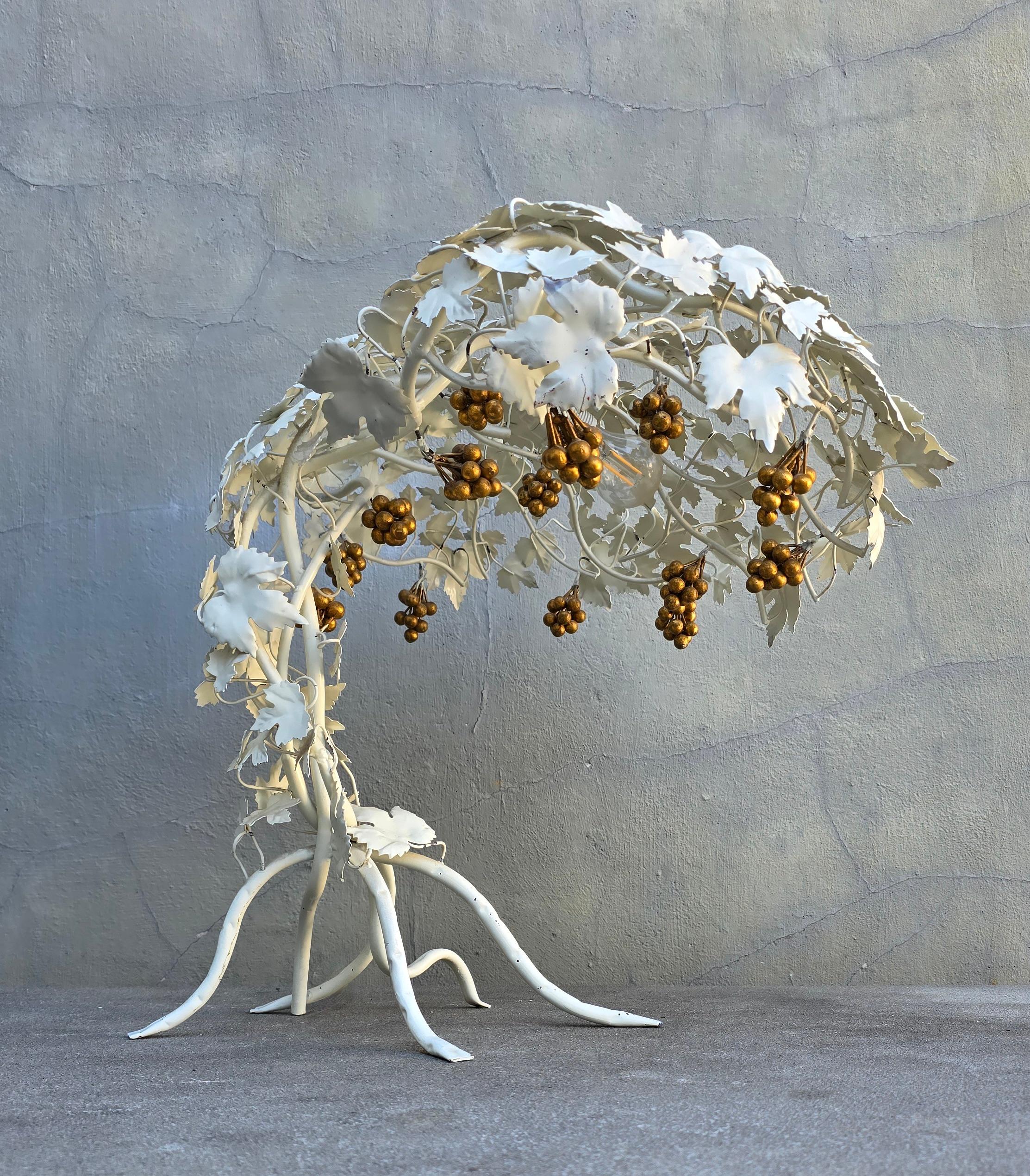 Hand-Painted Metal Grapevine Table Lamp in Hollywood Regency / Art Nouveau Style For Sale 4